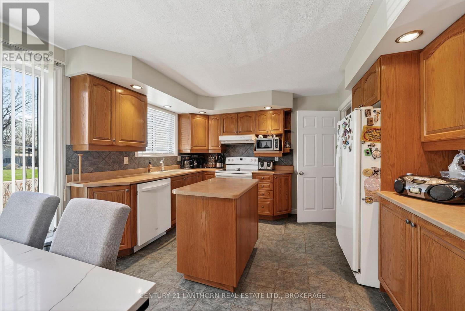 417 BEACH AVENUE — photo 9