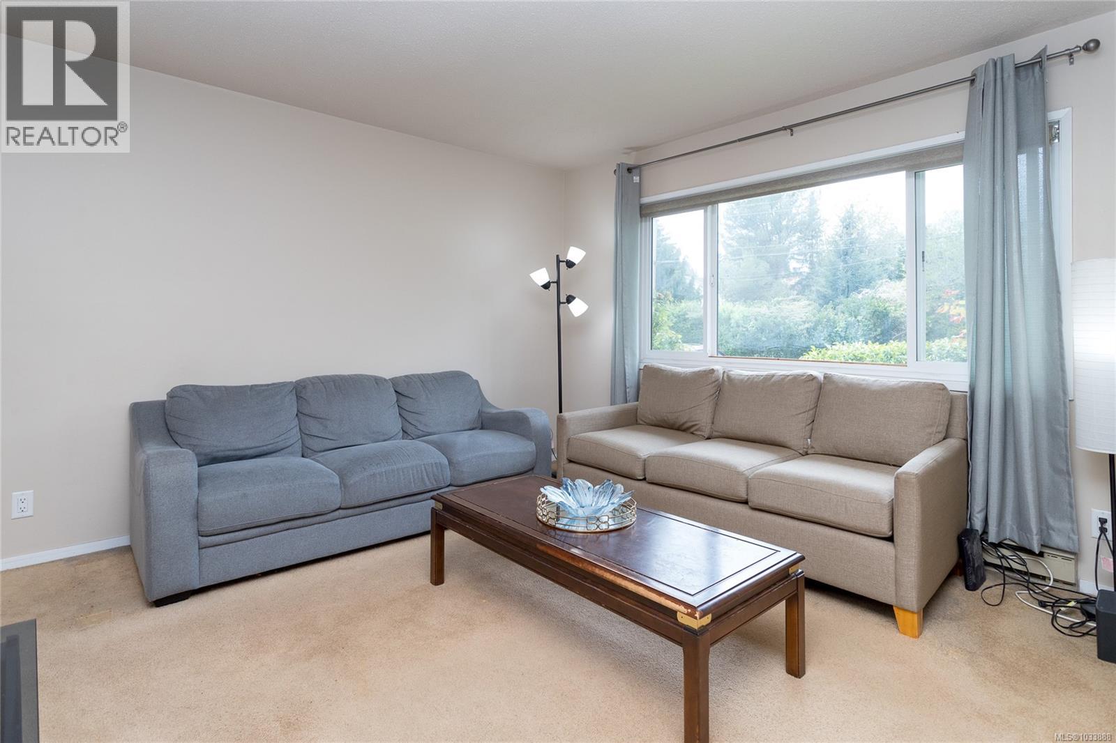 5 1040 Kenneth Street, Saanich