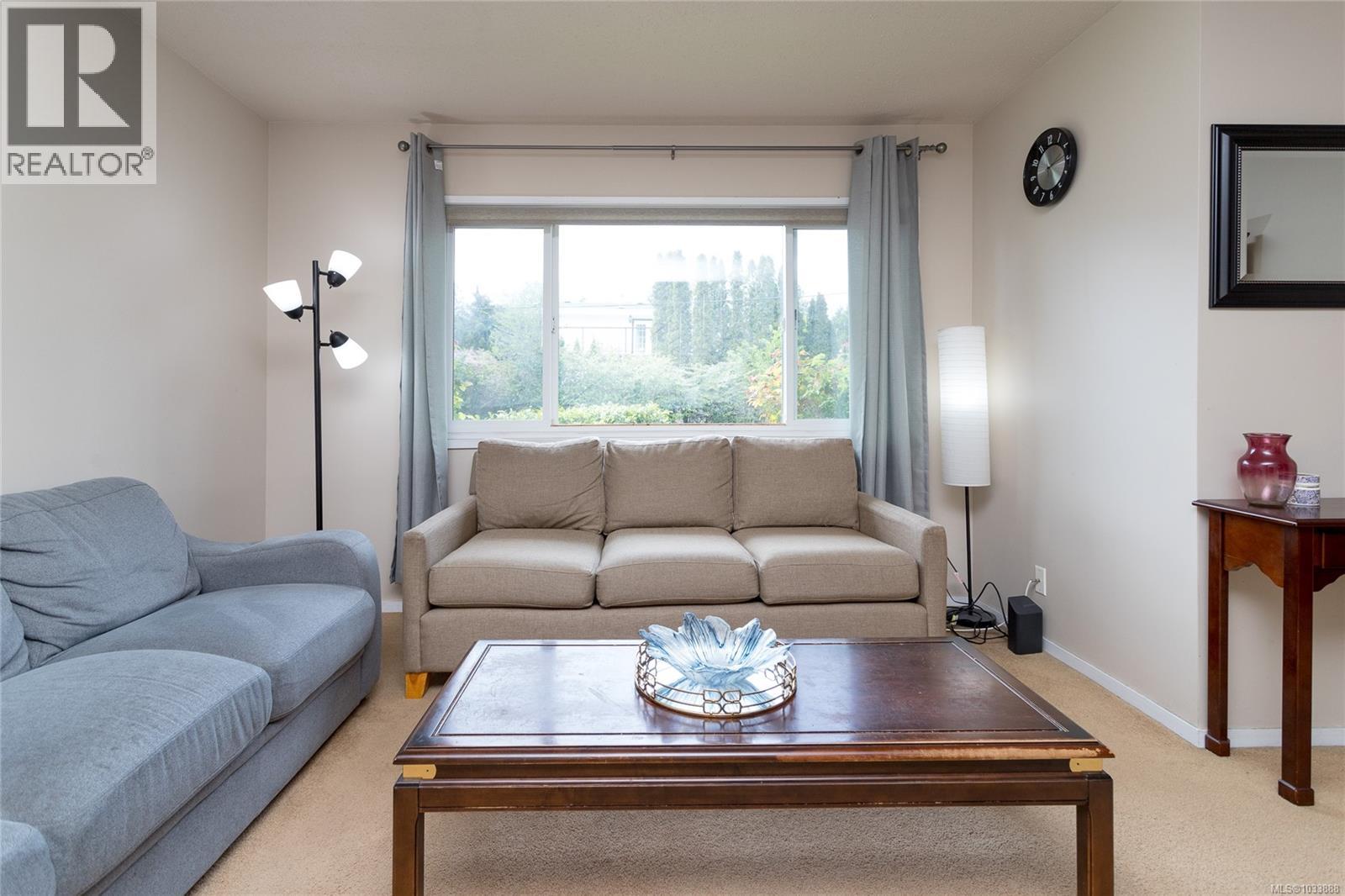 5 1040 Kenneth Street, Saanich