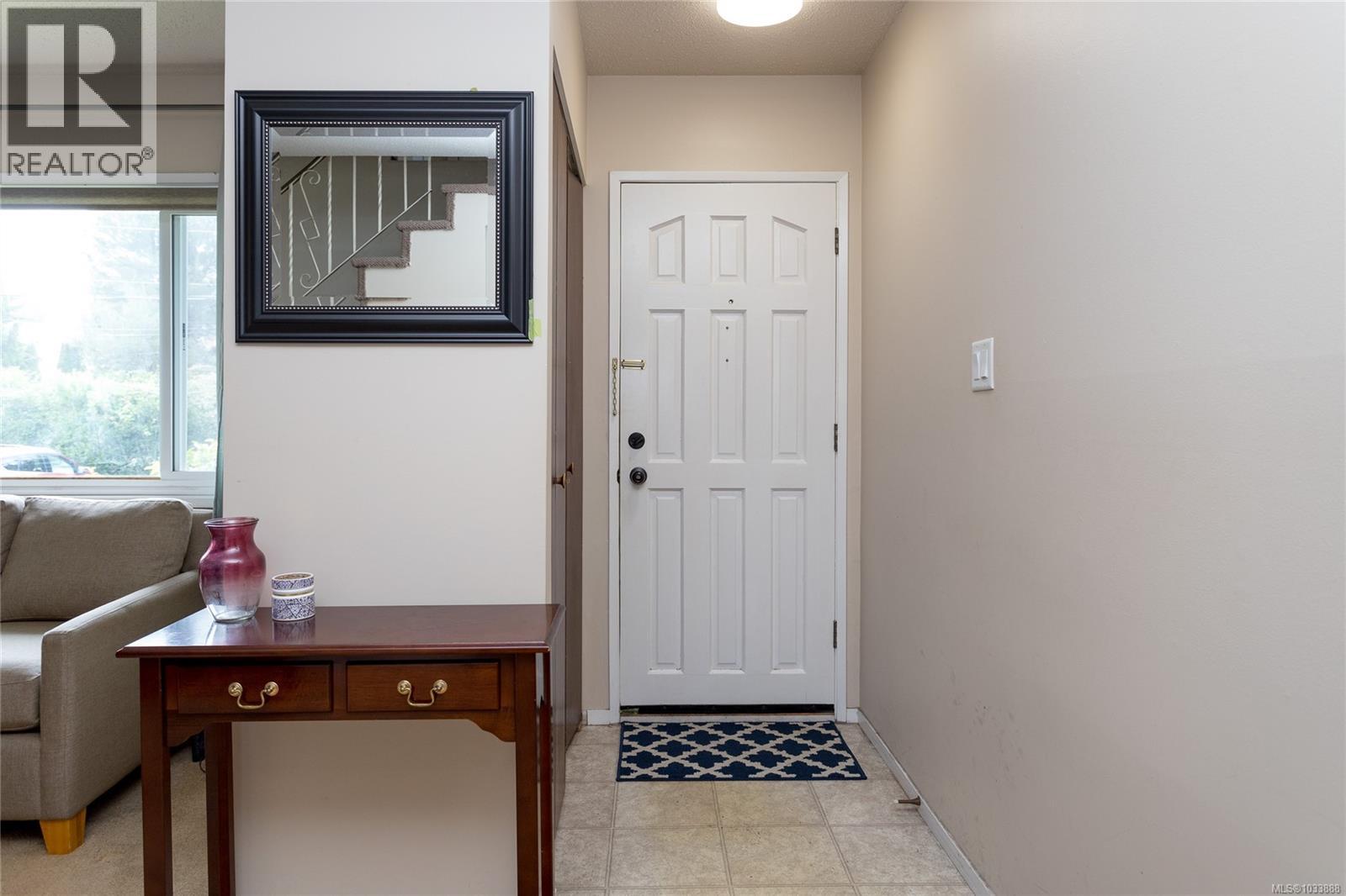 5 1040 Kenneth Street, Saanich