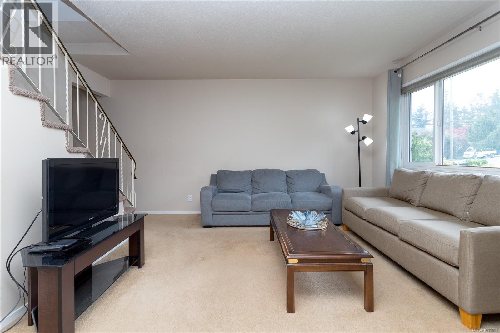 5 1040 Kenneth Street, Saanich