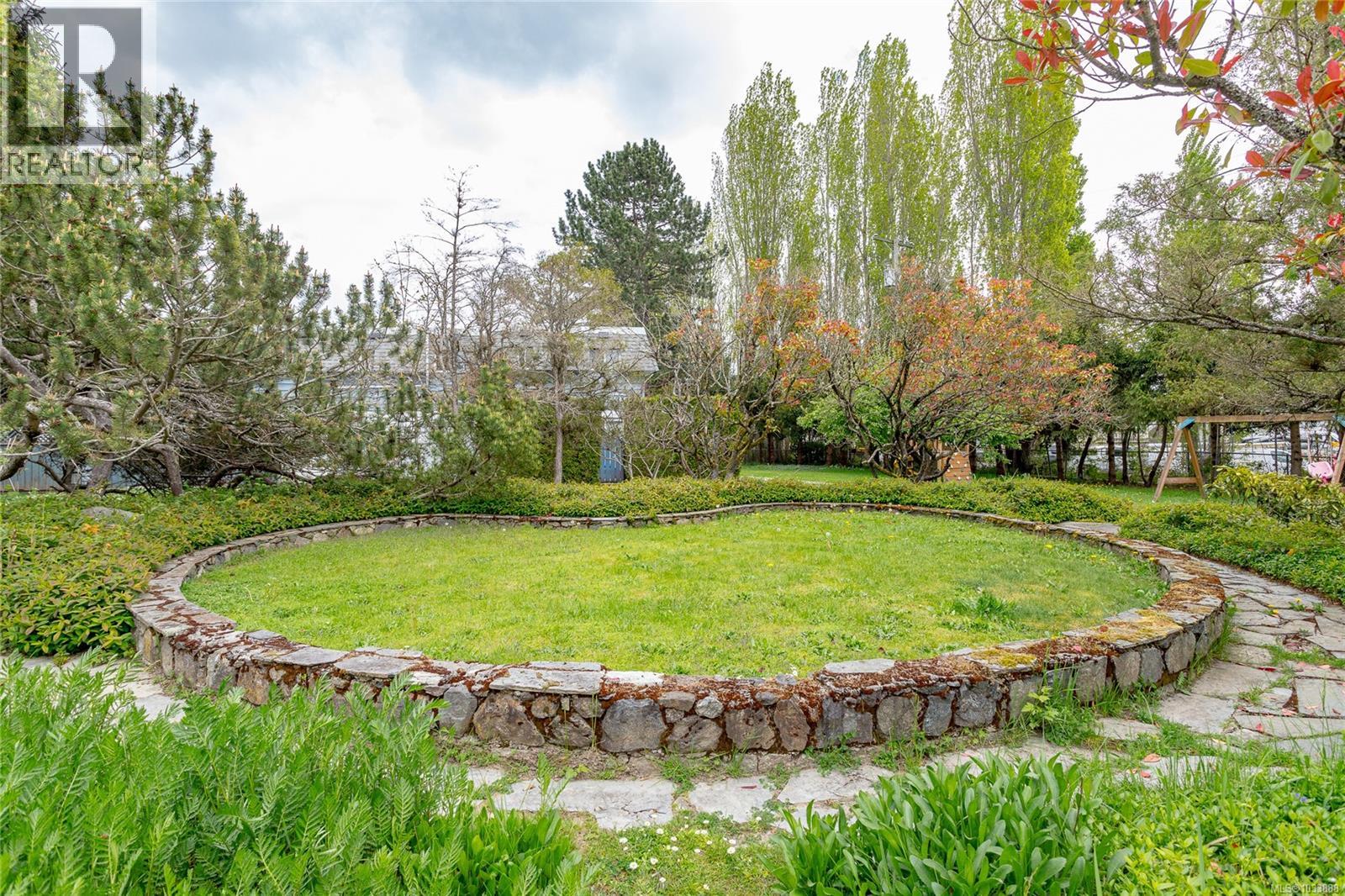 5 1040 Kenneth Street, Saanich