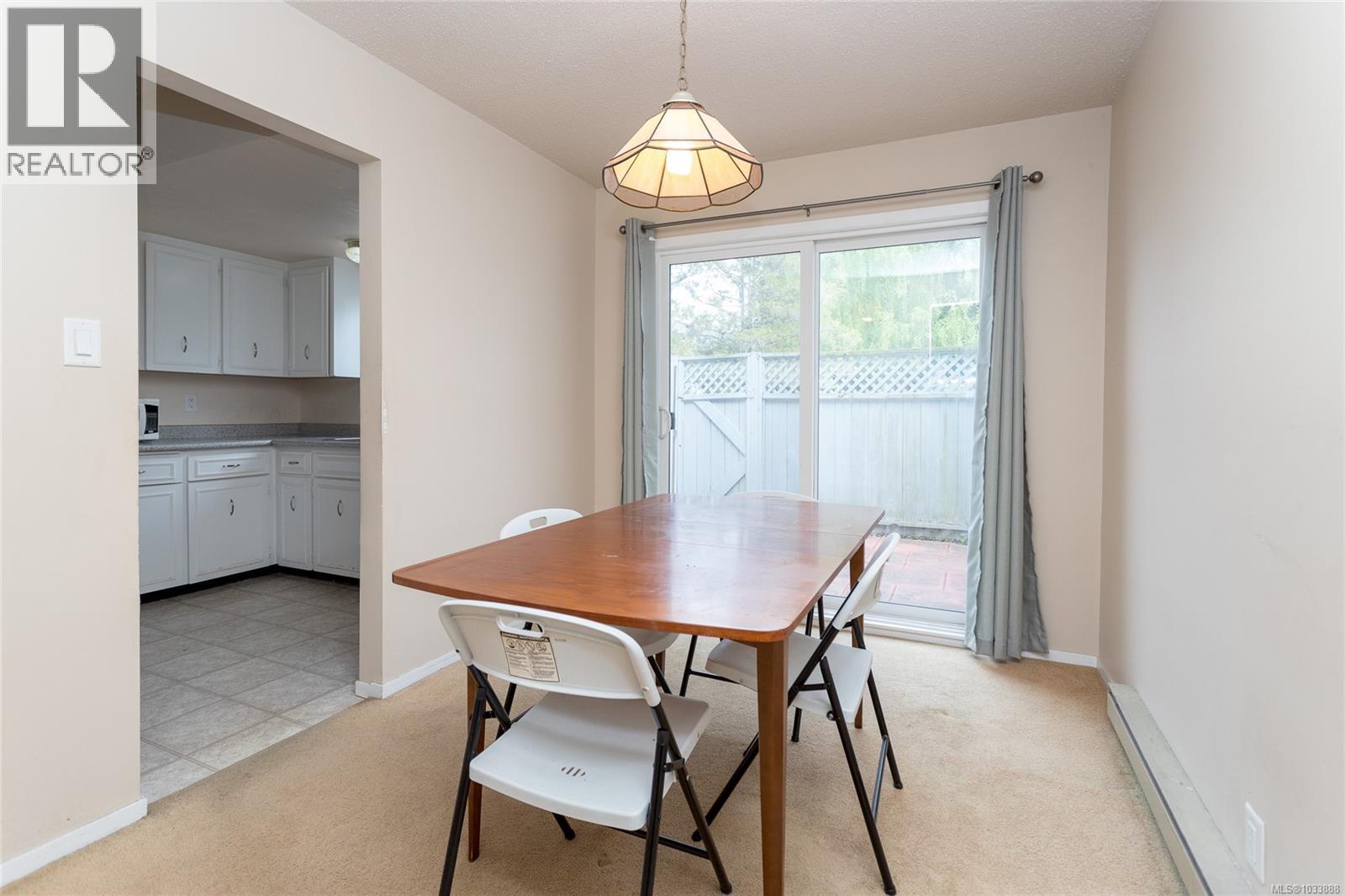 5 1040 Kenneth Street, Saanich