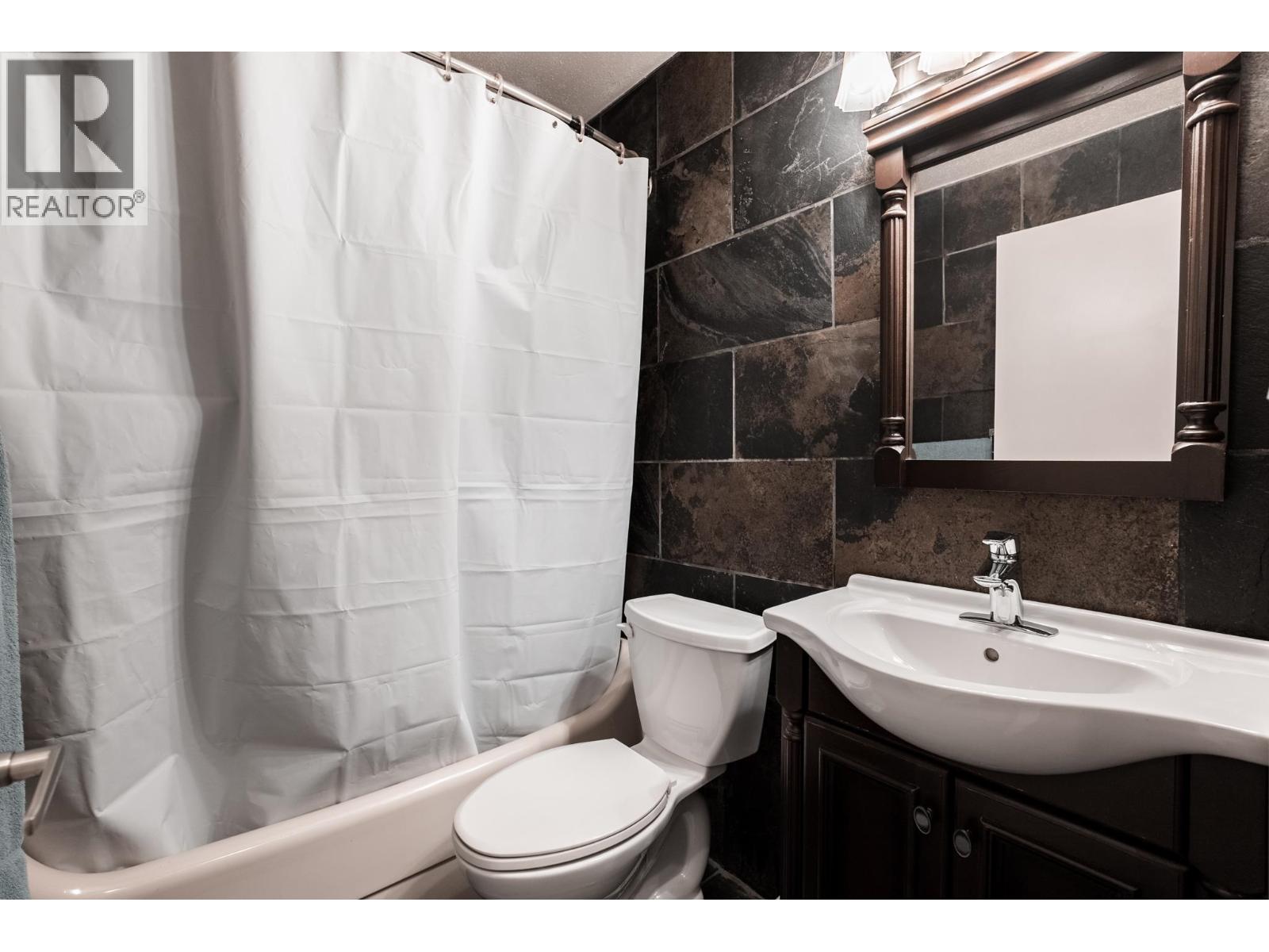303 2615 LONSDALE AVENUE — photo 12