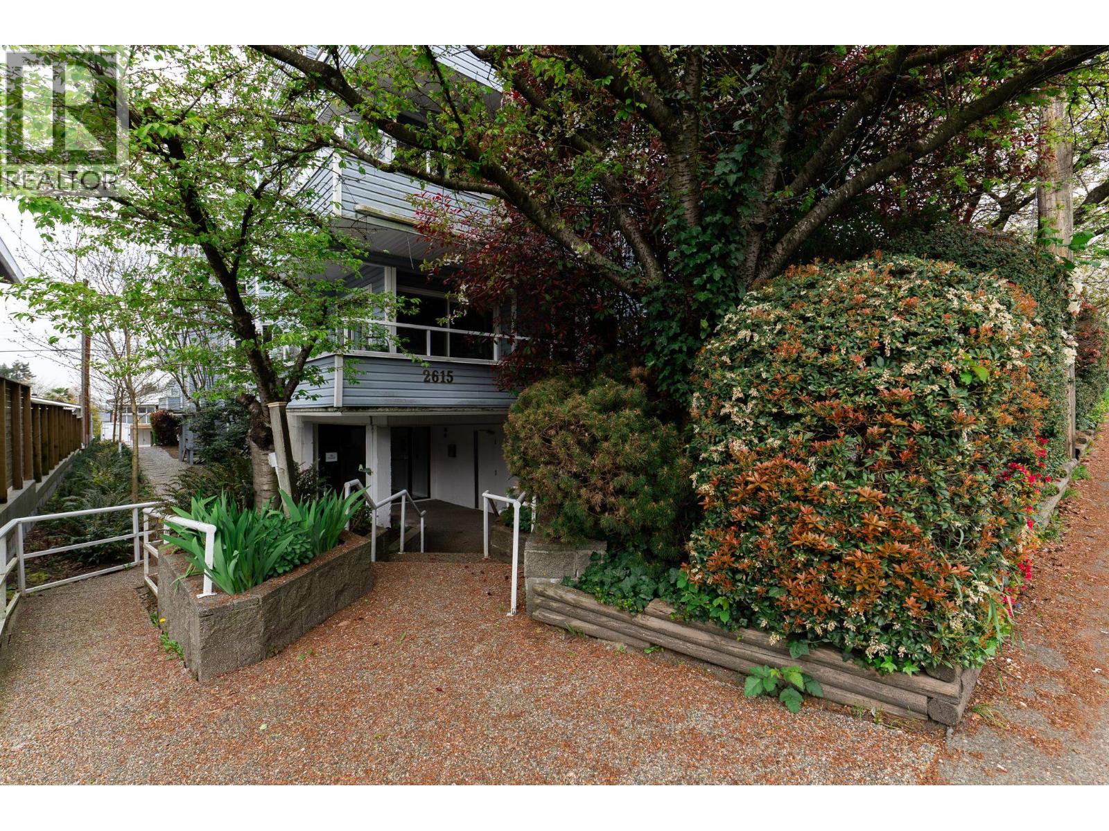 303 2615 LONSDALE AVENUE — photo 18