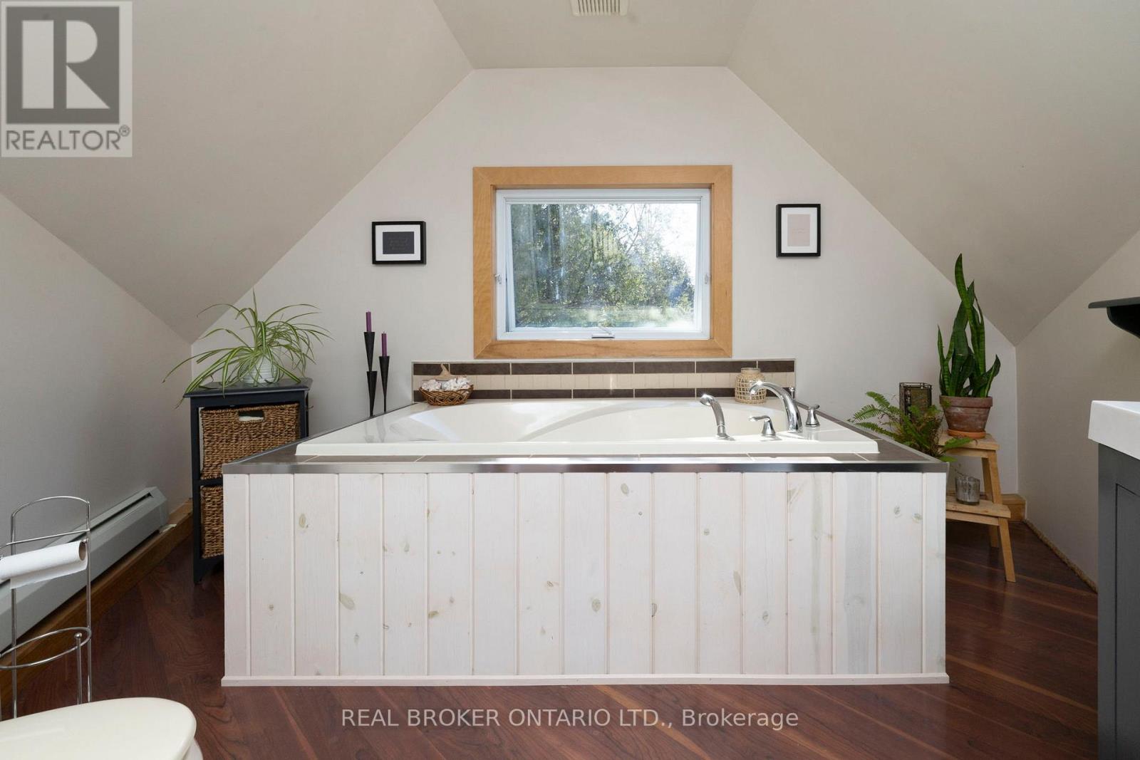 2538 DARLING ROAD - 34