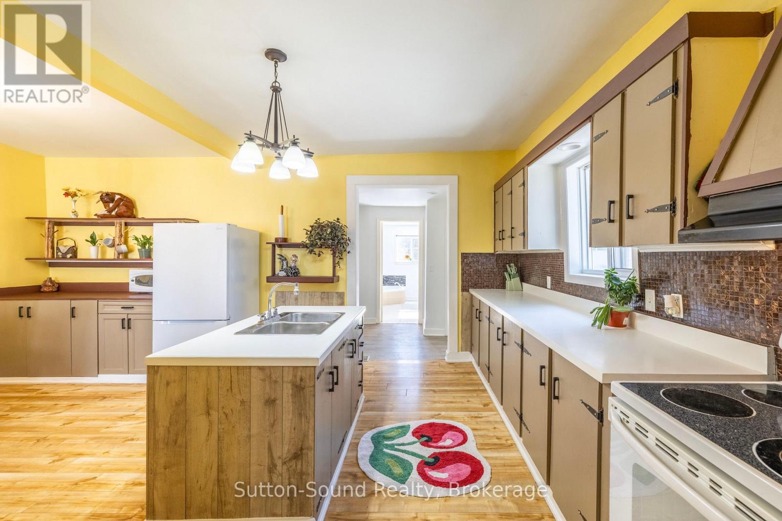 243 QUEEN STREET W - 8