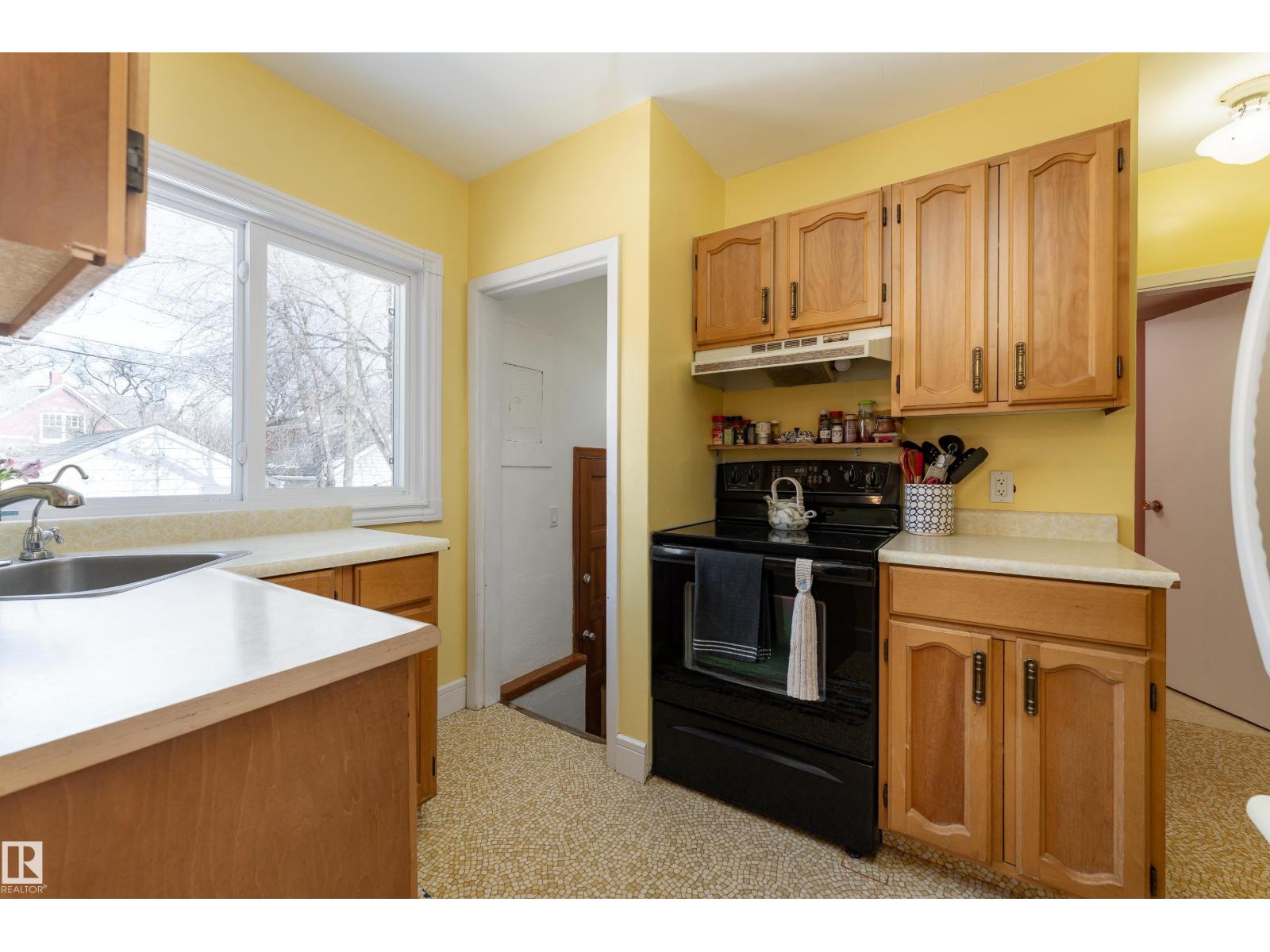 9852 86 AV NW, Edmonton