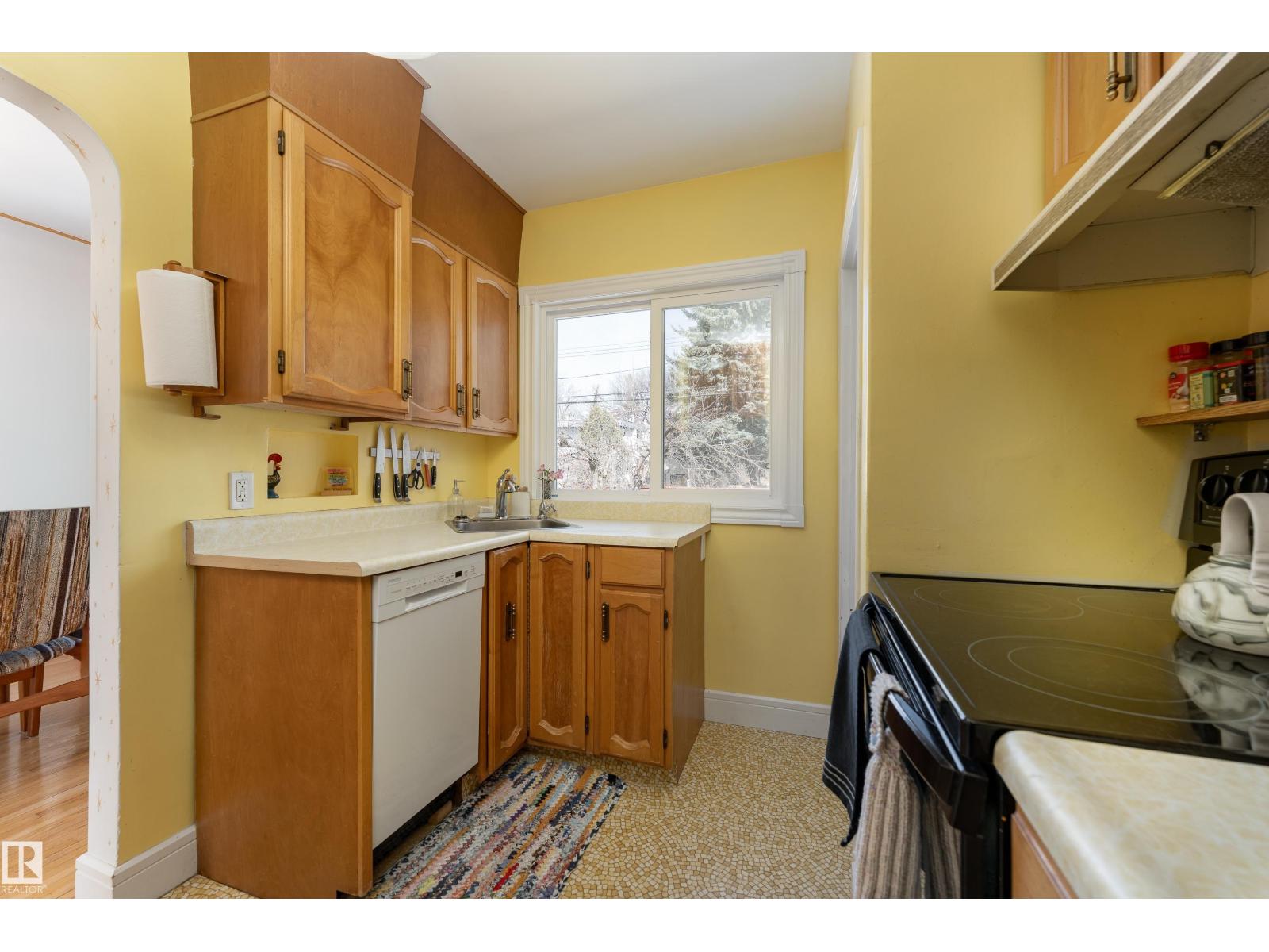 9852 86 AV NW, Edmonton