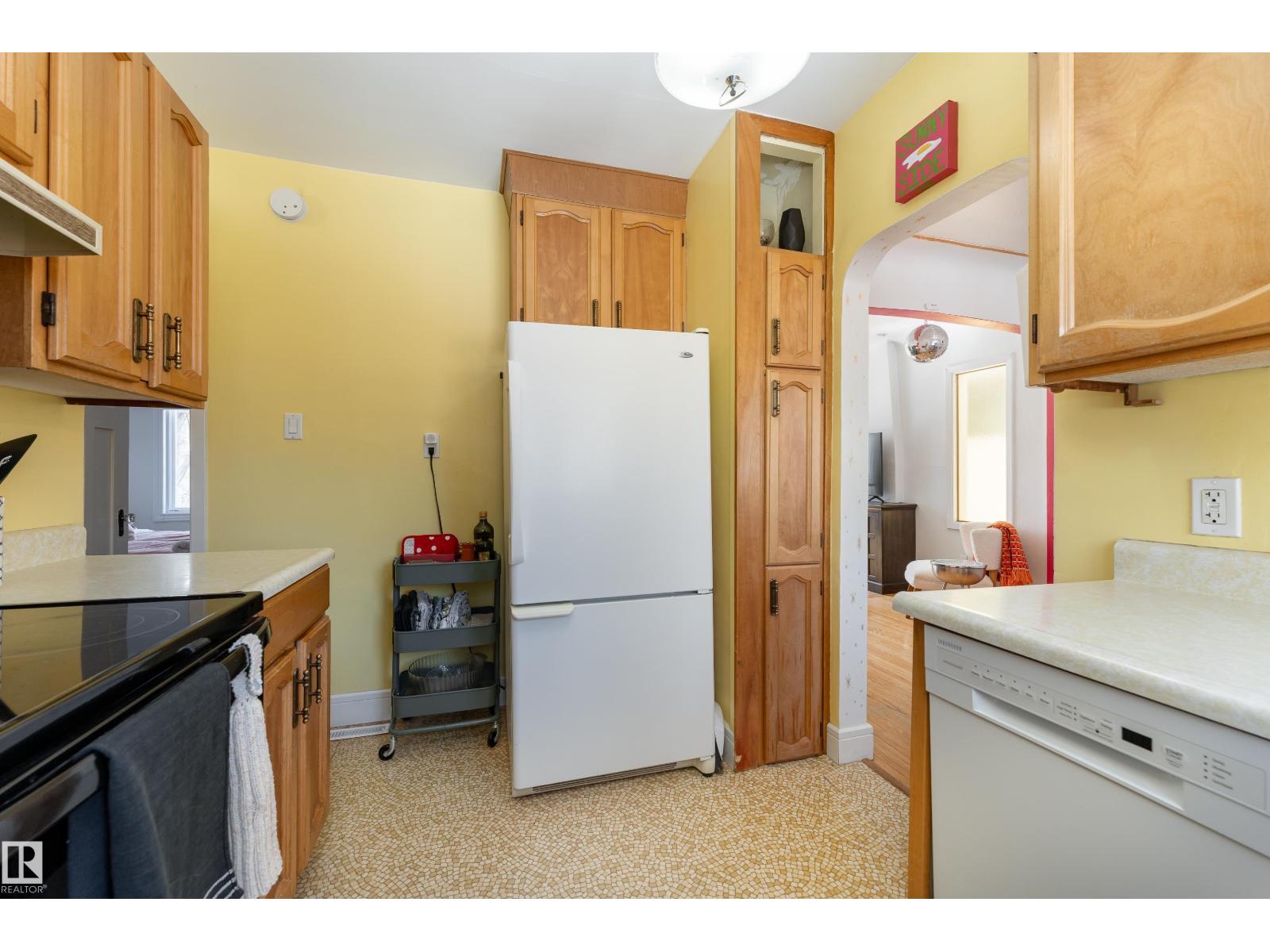 9852 86 AV NW, Edmonton