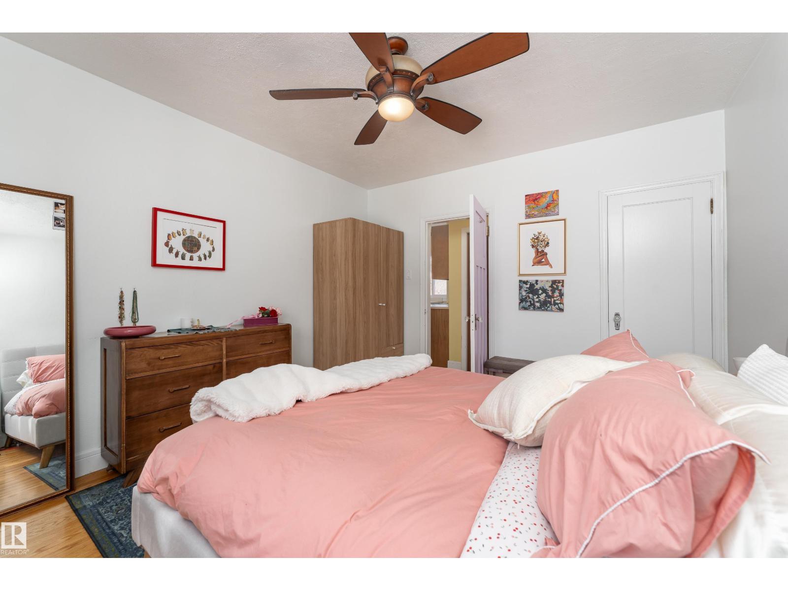 9852 86 AV NW, Edmonton