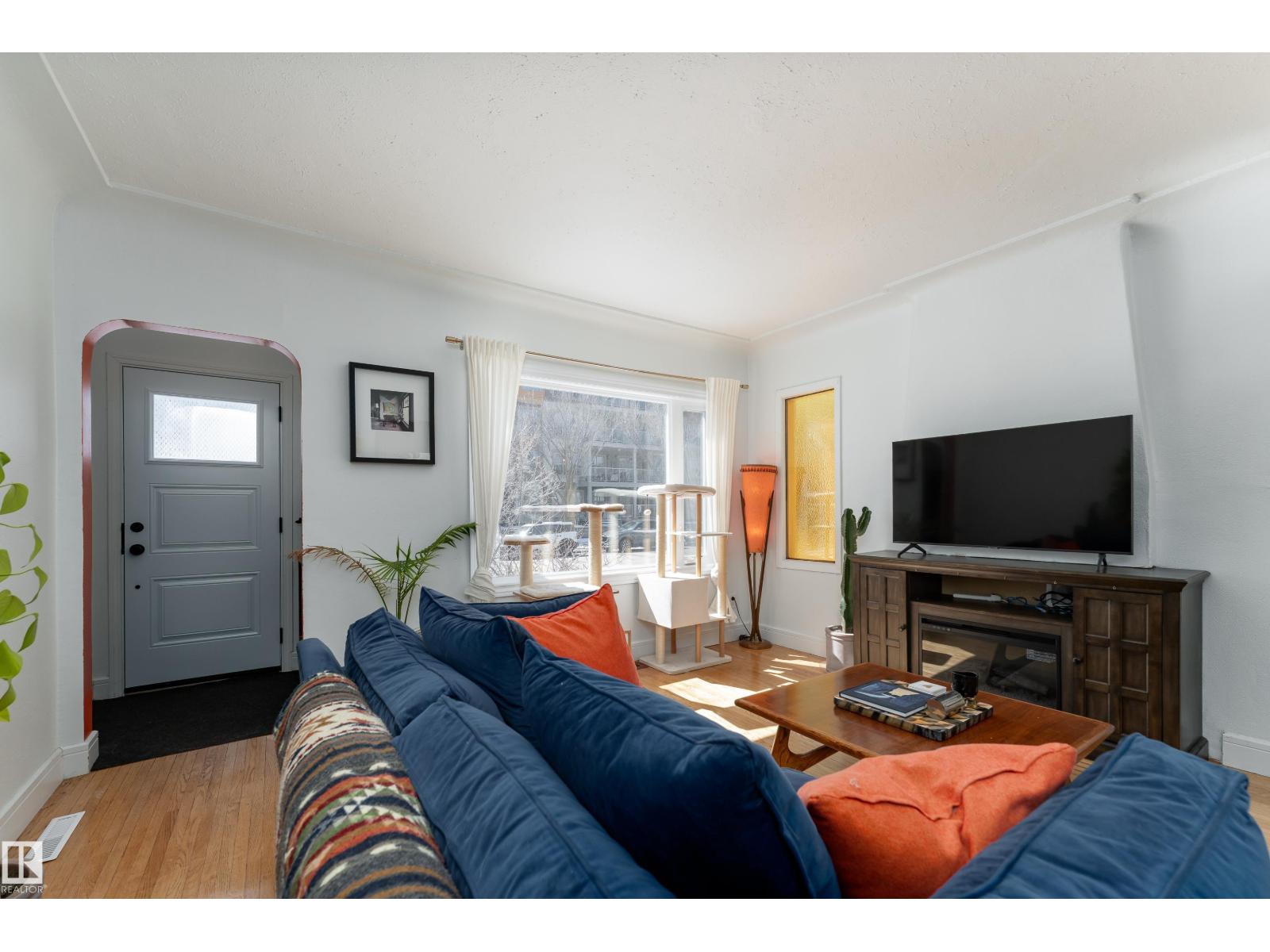 9852 86 AV NW, Edmonton