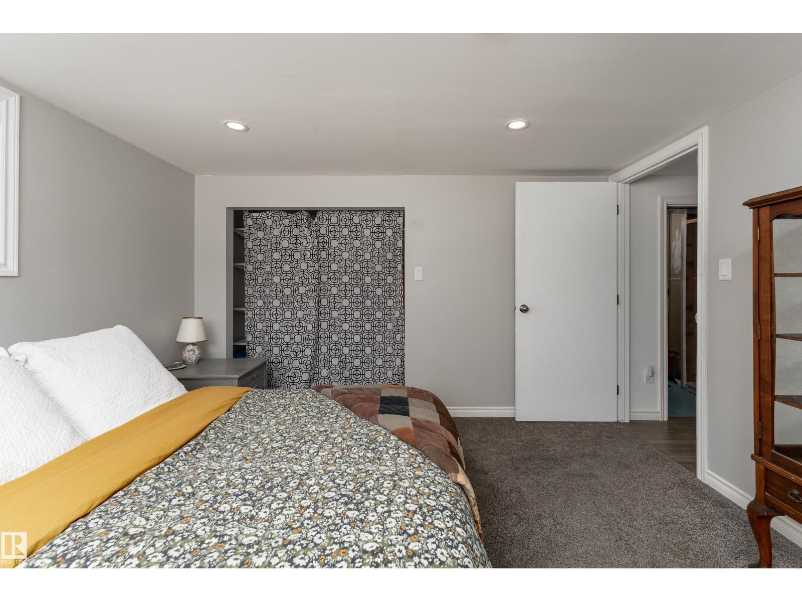 9852 86 AV NW, Edmonton