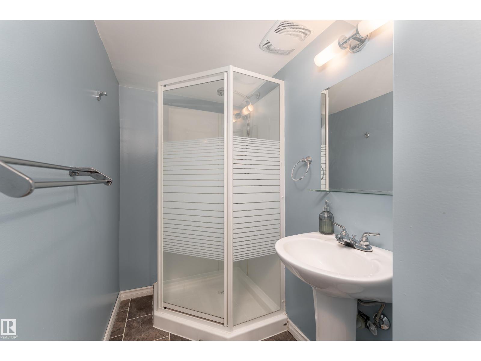 9852 86 AV NW, Edmonton