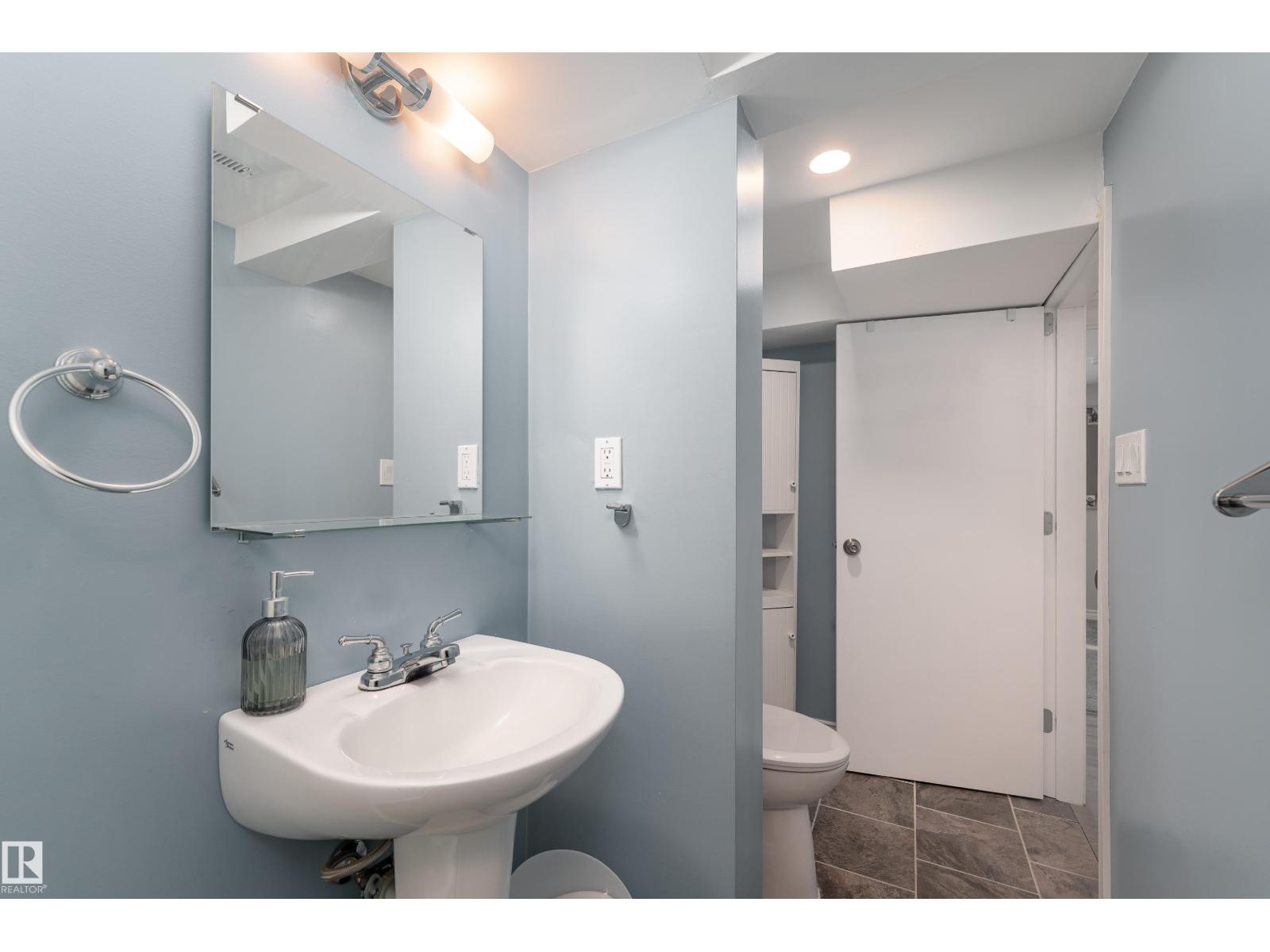 9852 86 AV NW, Edmonton