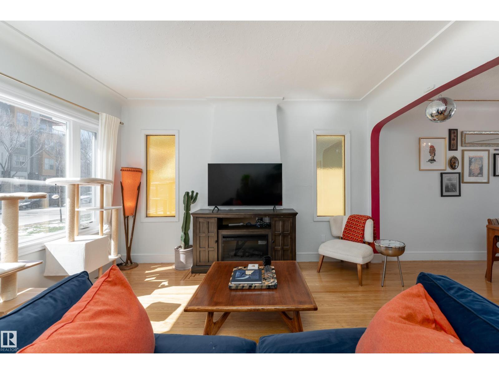 9852 86 AV NW, Edmonton