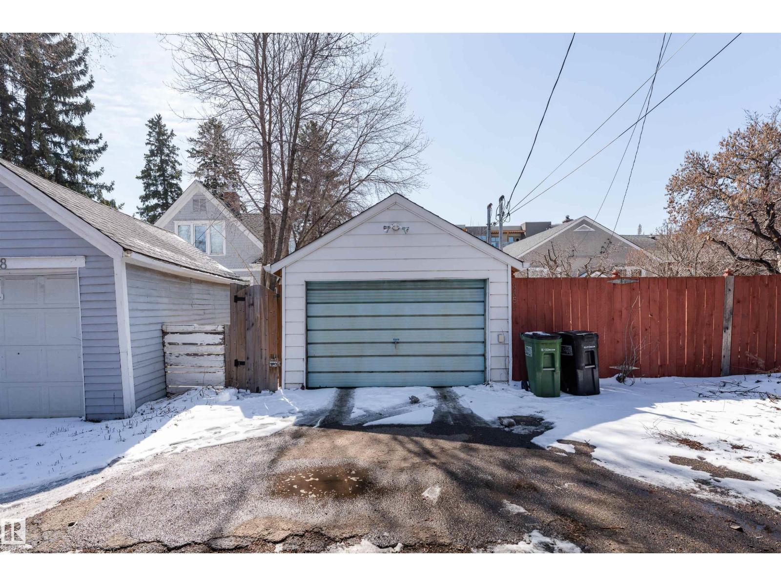 9852 86 AV NW, Edmonton