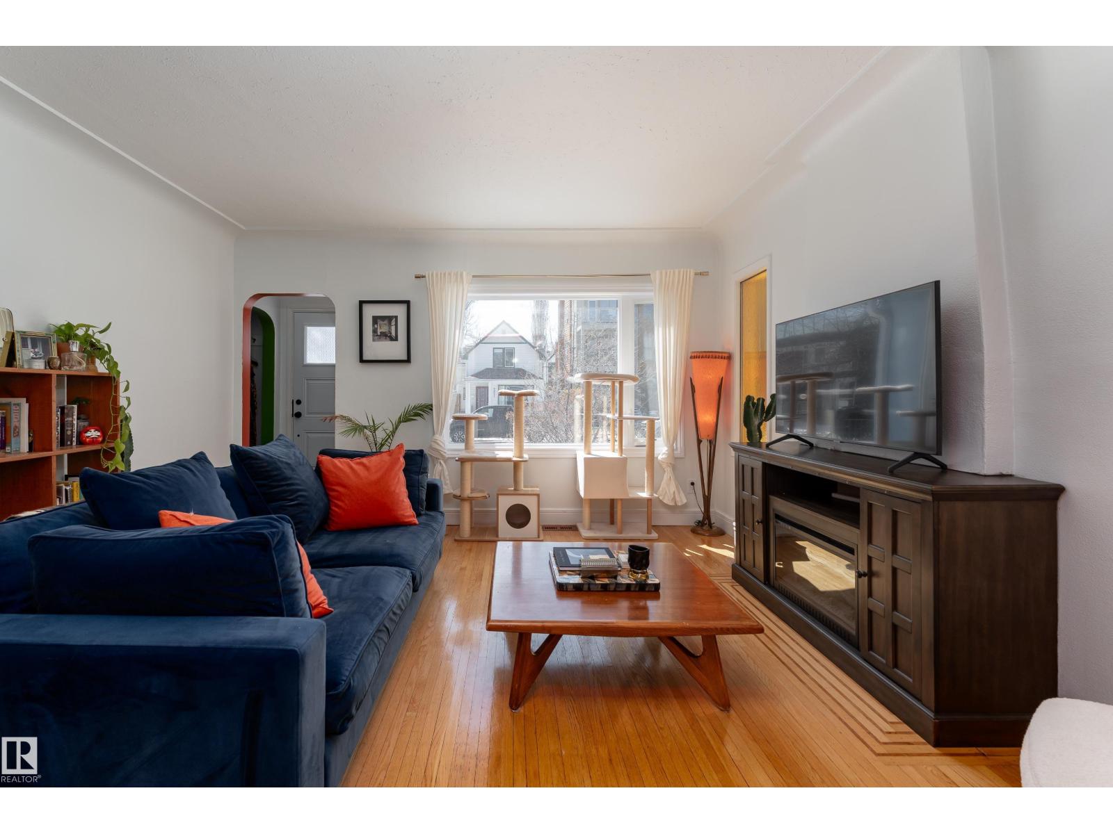 9852 86 AV NW, Edmonton