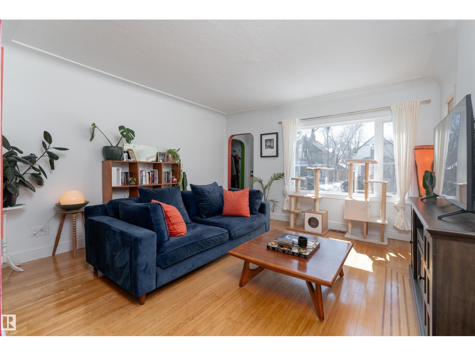 9852 86 AV NW, Edmonton