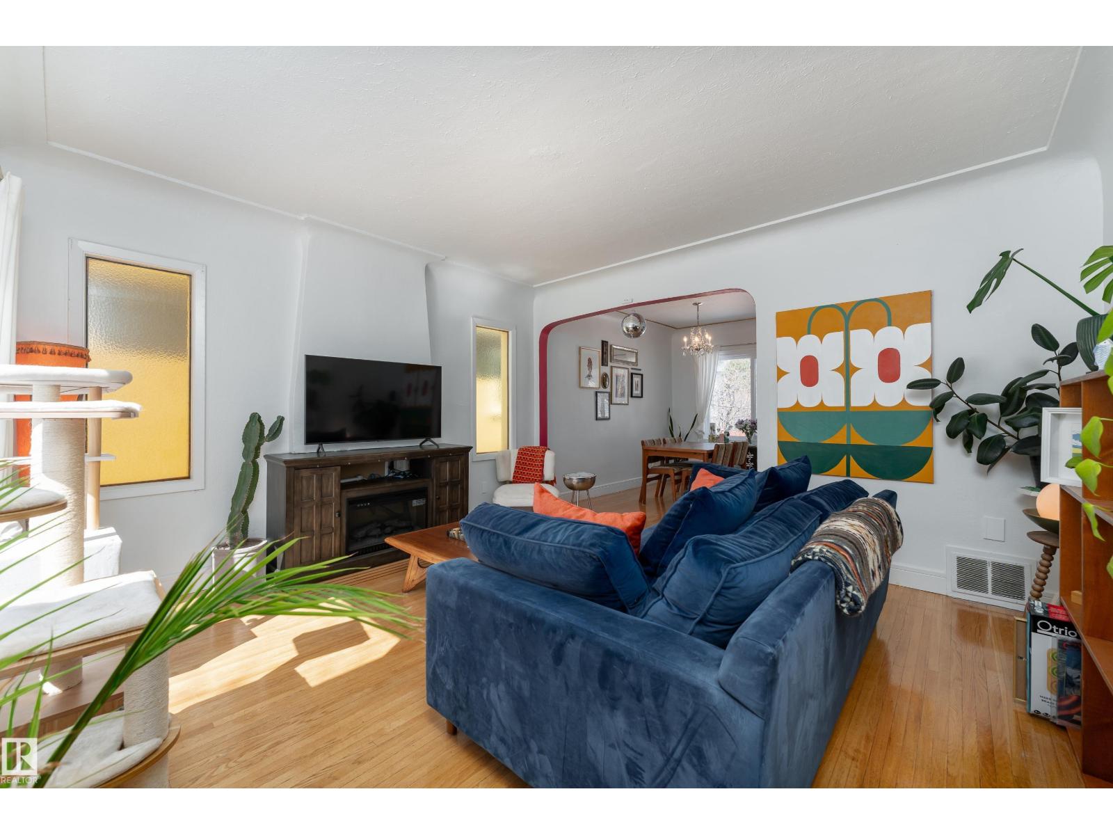 9852 86 AV NW, Edmonton