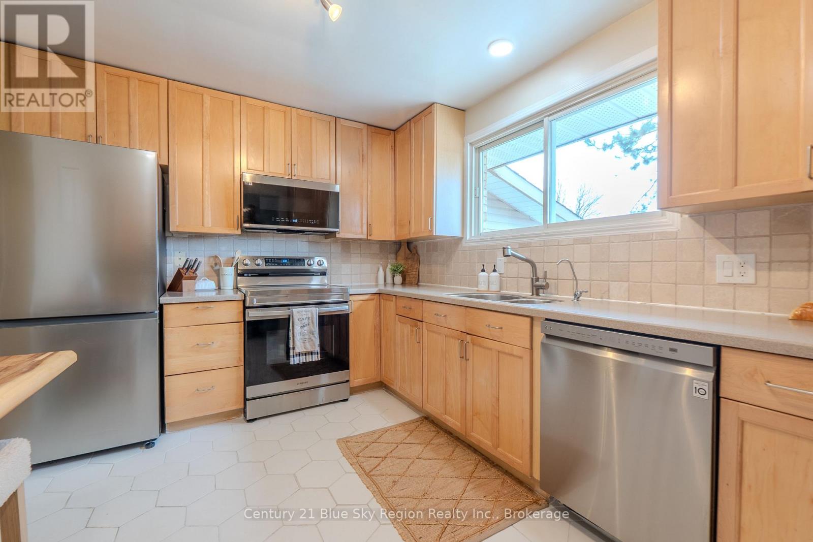 56 KATHRYN CRESCENT - 10