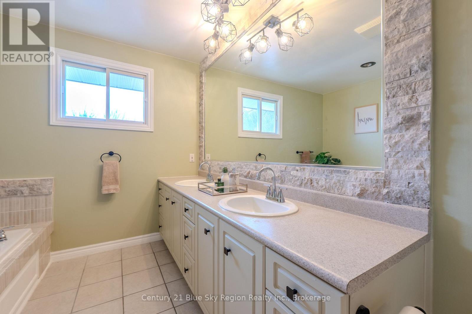 56 KATHRYN CRESCENT - 17