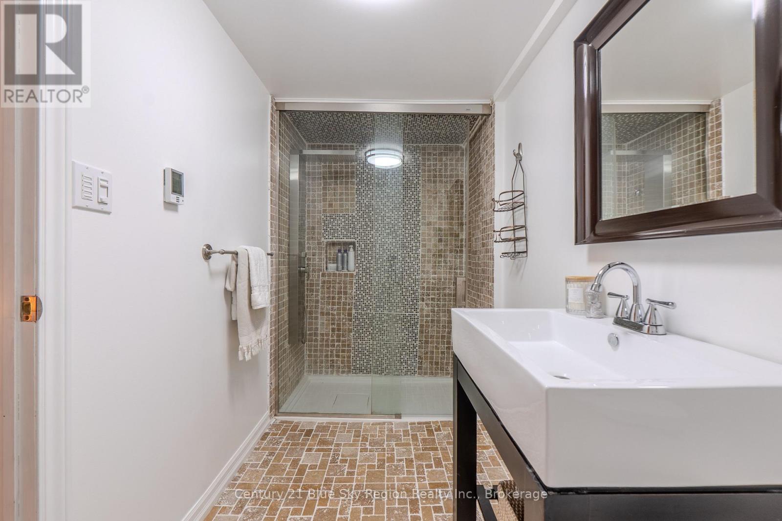 56 KATHRYN CRESCENT - 40