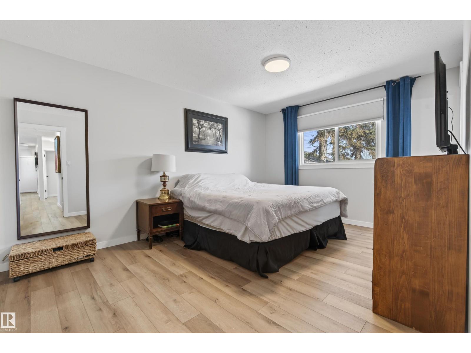 5413 52 Ave - 10