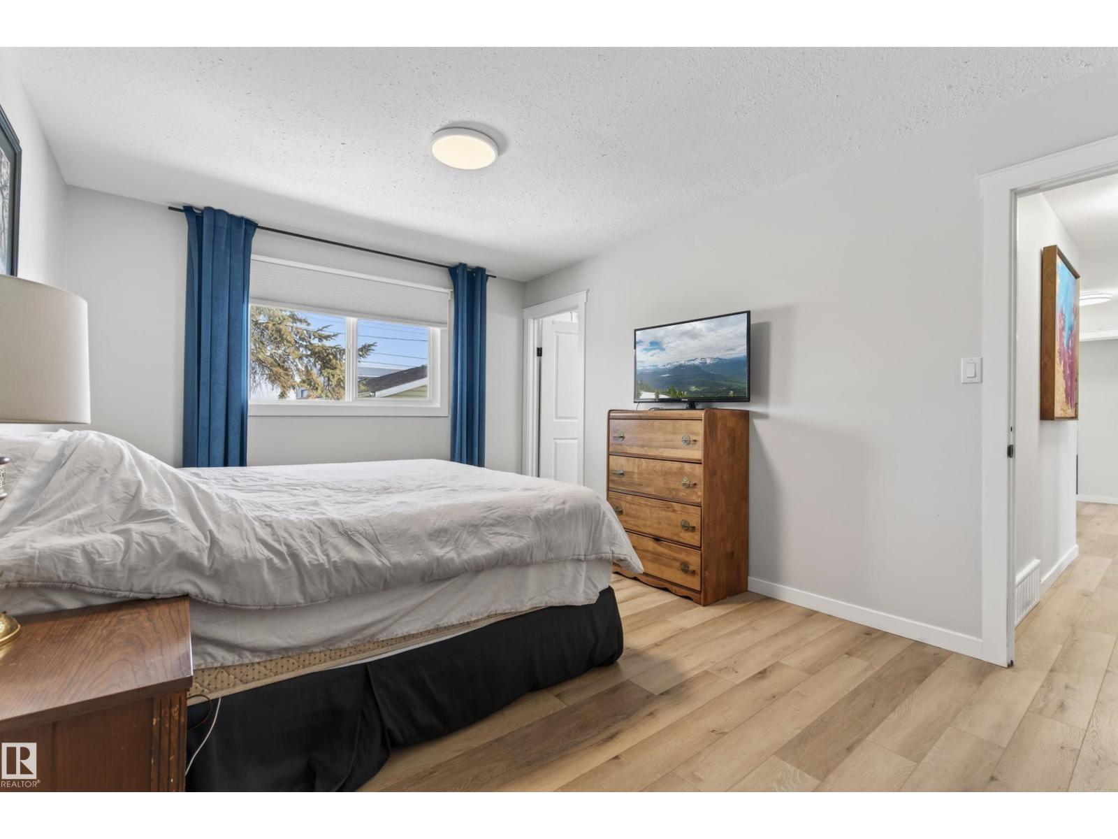 5413 52 Ave - 11