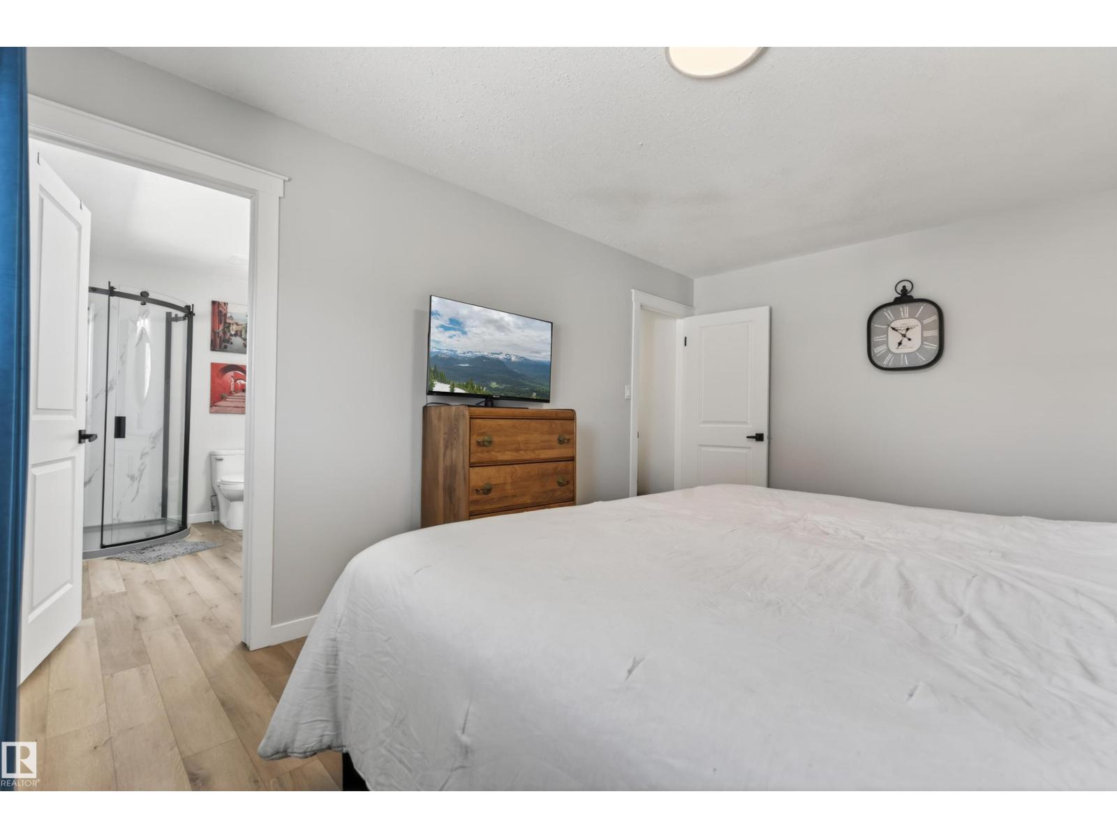 5413 52 Ave - 12