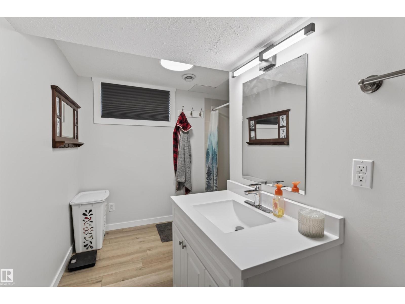 5413 52 Ave - 19
