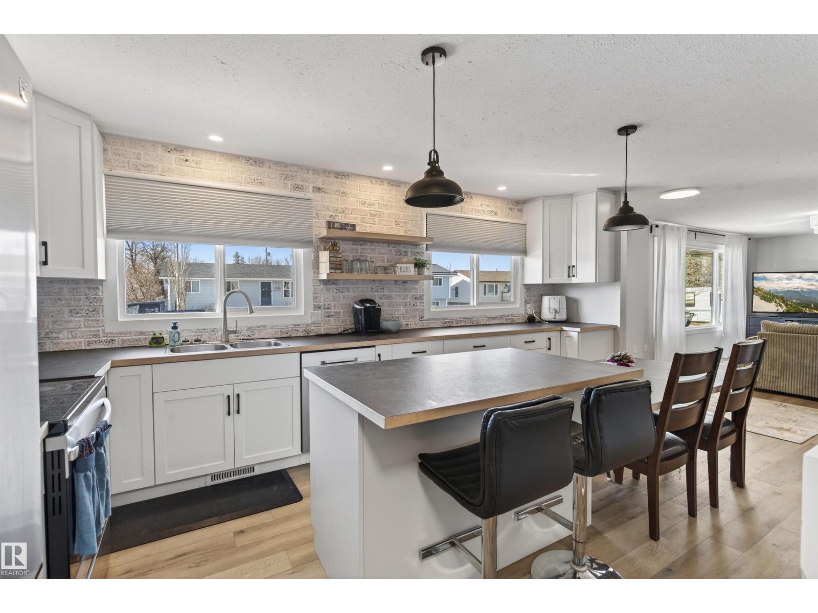 5413 52 Ave - 3