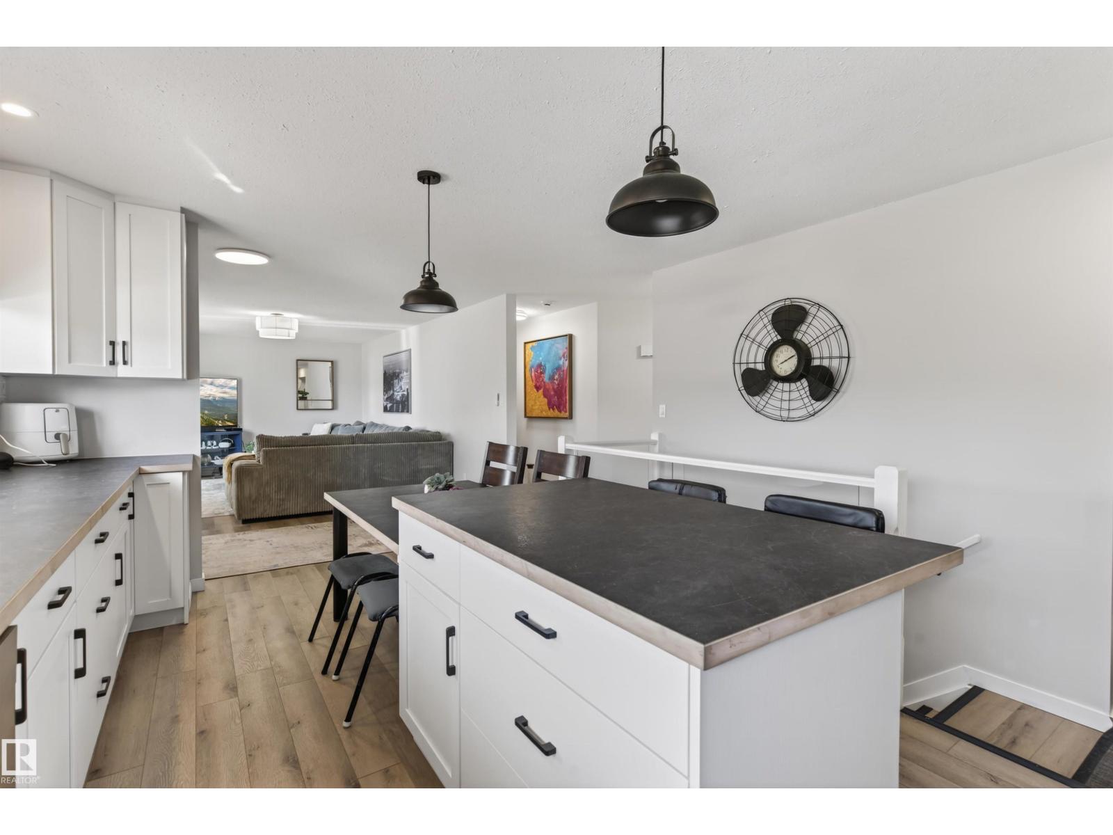 5413 52 Ave - 4