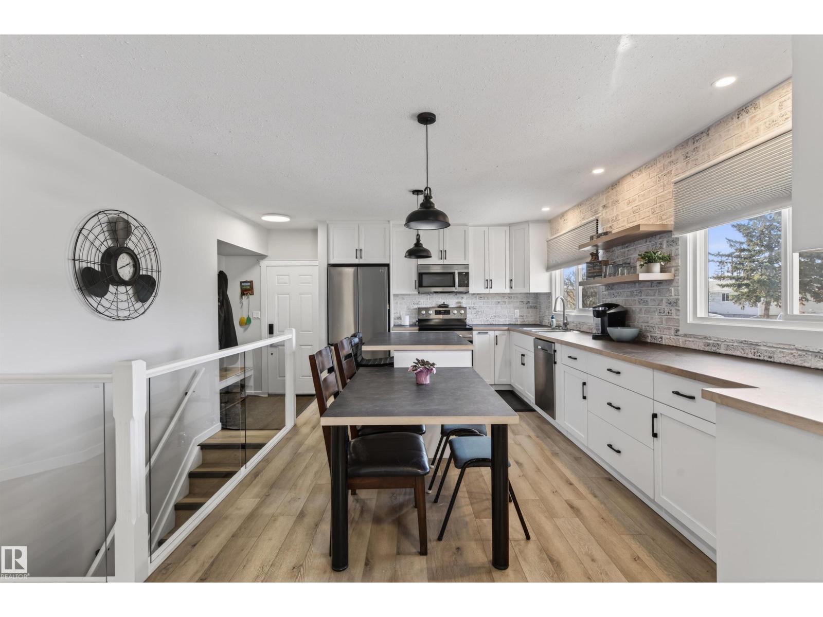 5413 52 Ave - 6