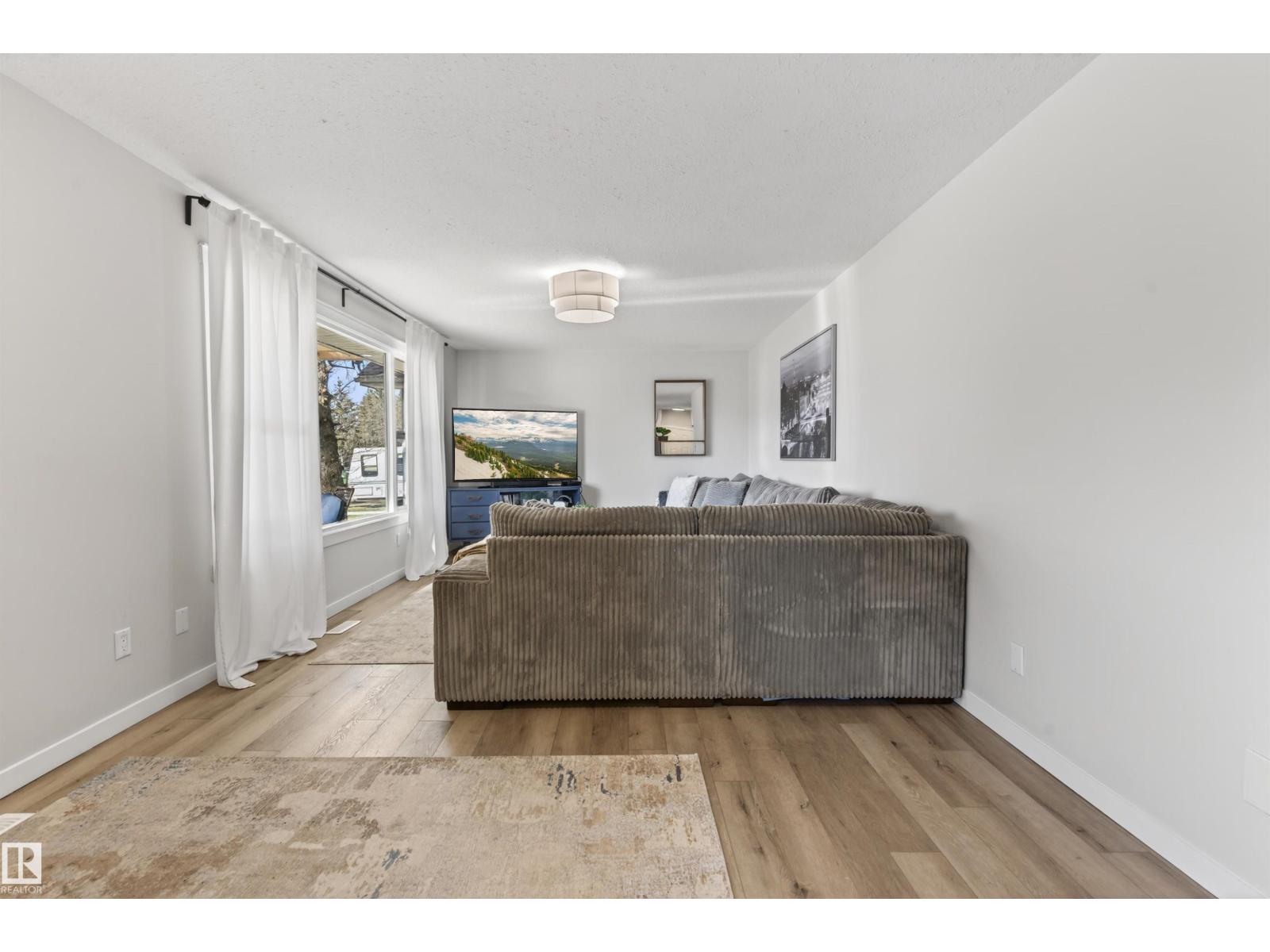 5413 52 Ave - 7