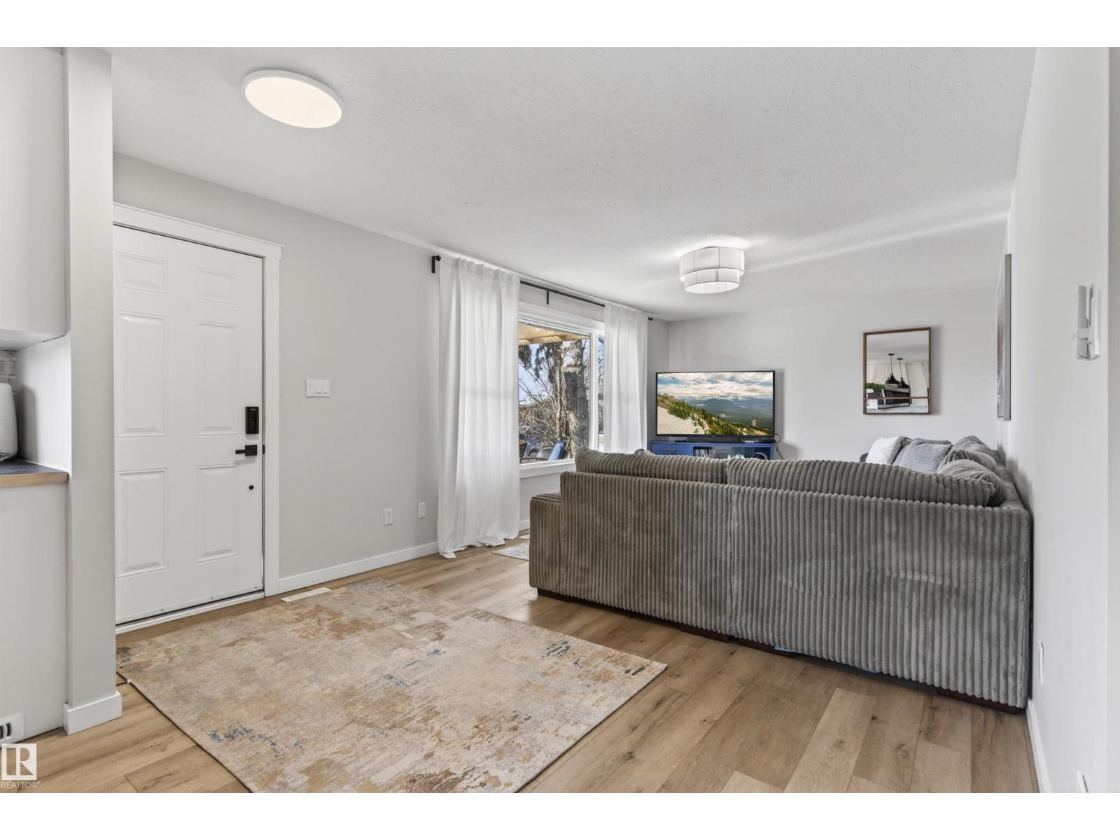 5413 52 Ave - 8