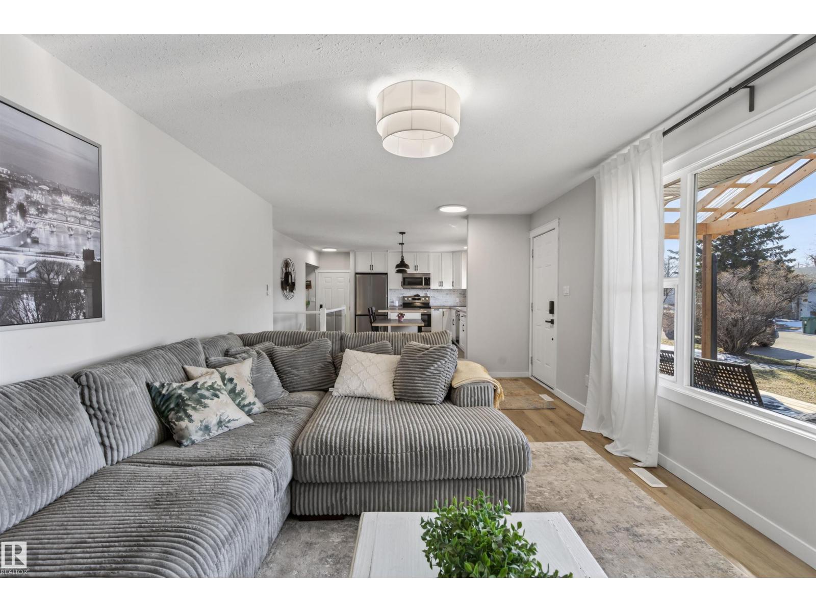 5413 52 Ave - 9