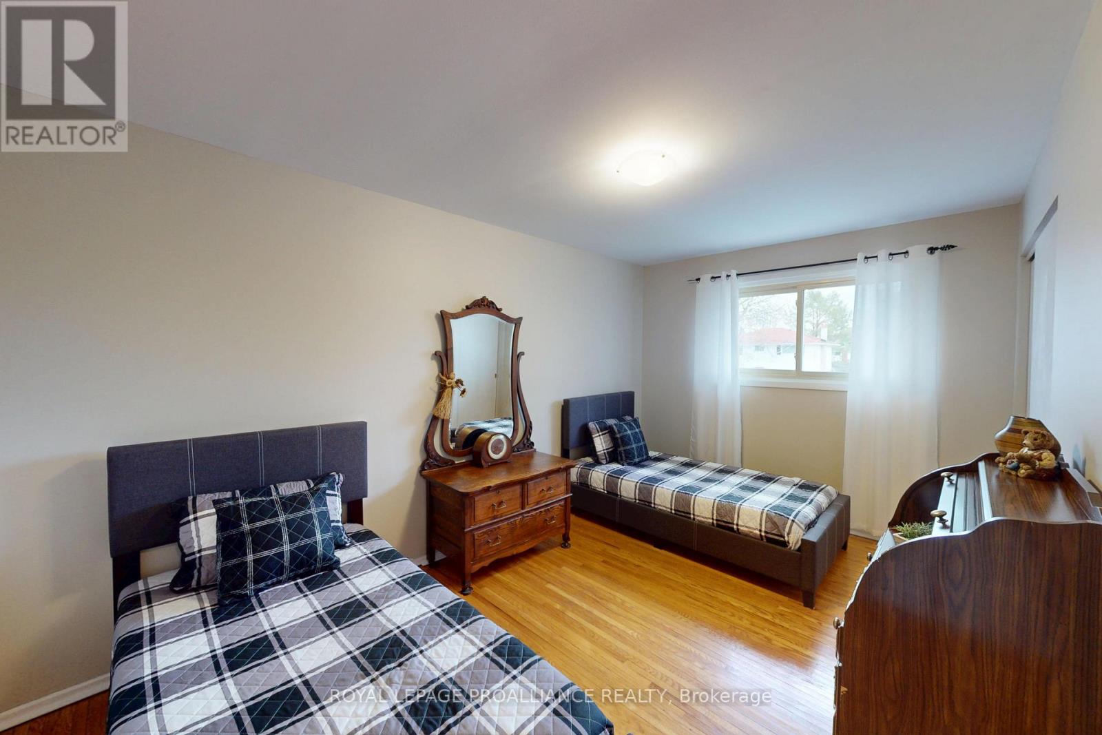 6 RICHMOND GROVE - 24
