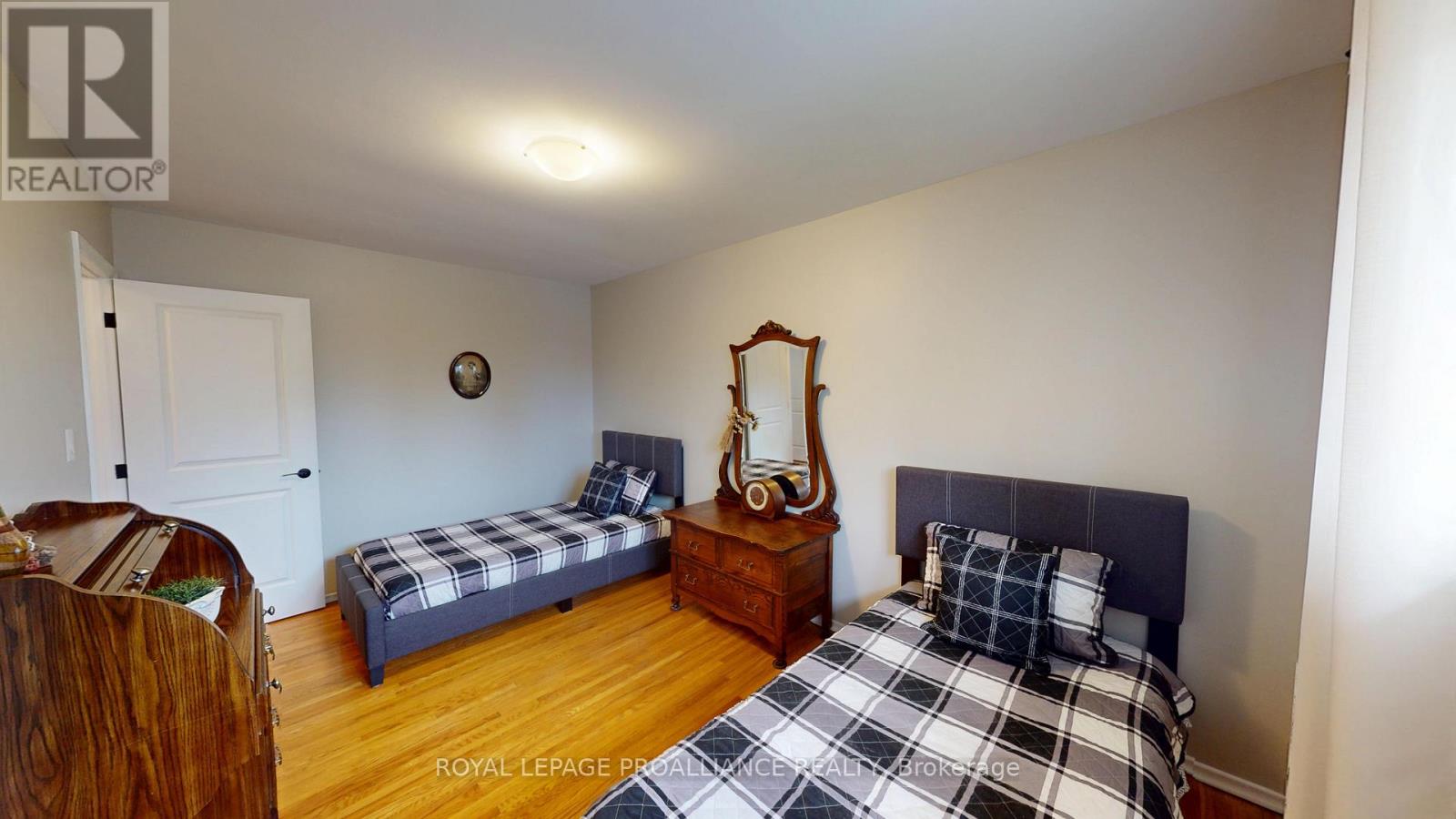 6 RICHMOND GROVE - 25