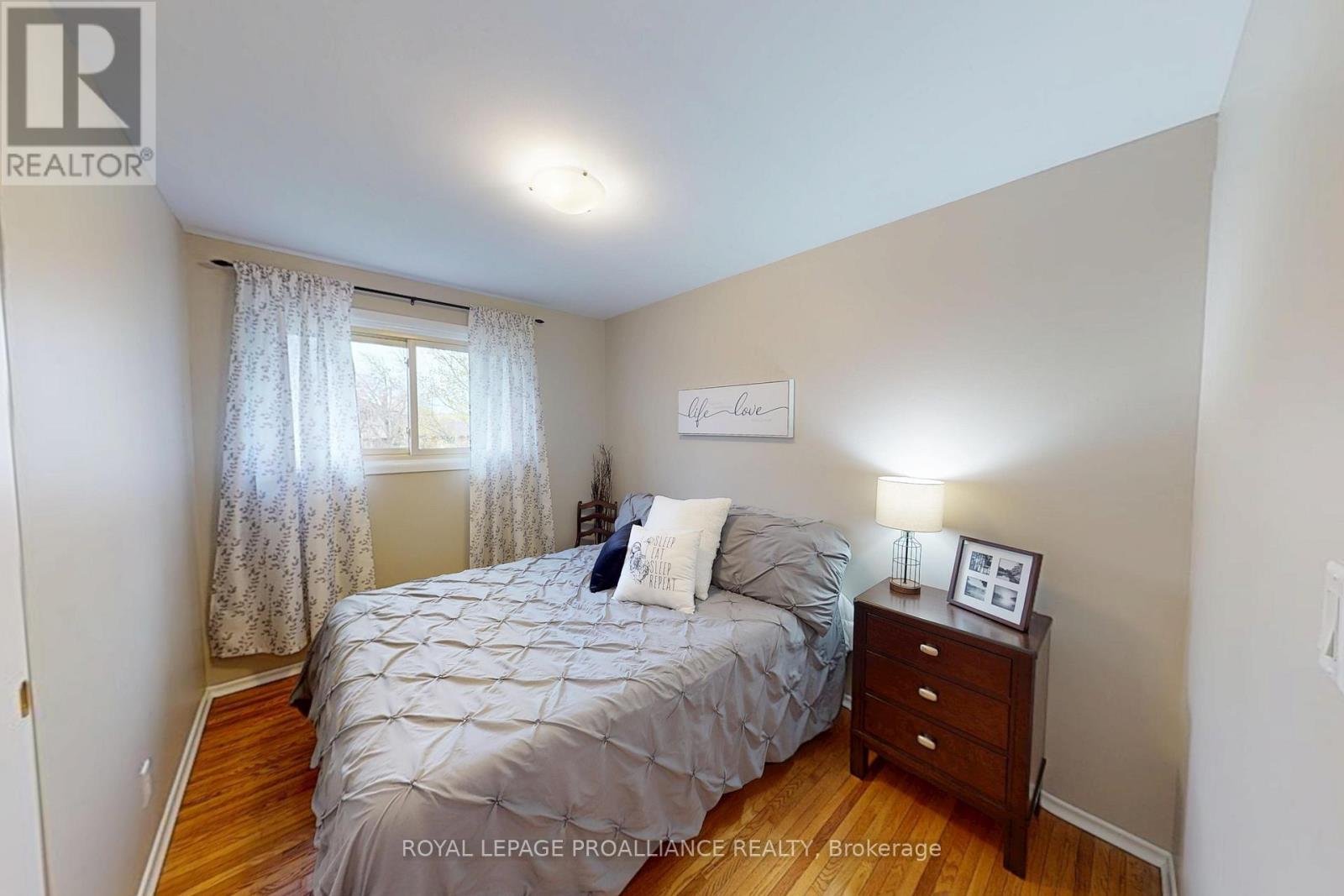 6 RICHMOND GROVE - 26