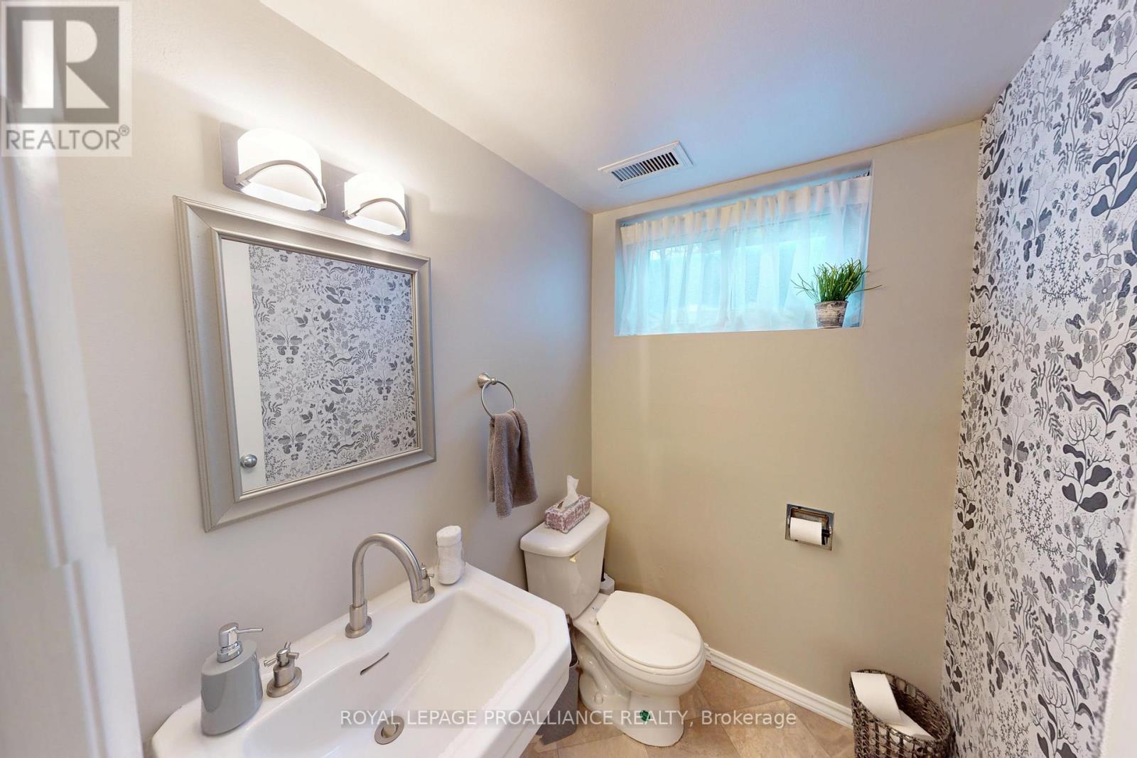 6 RICHMOND GROVE - 31