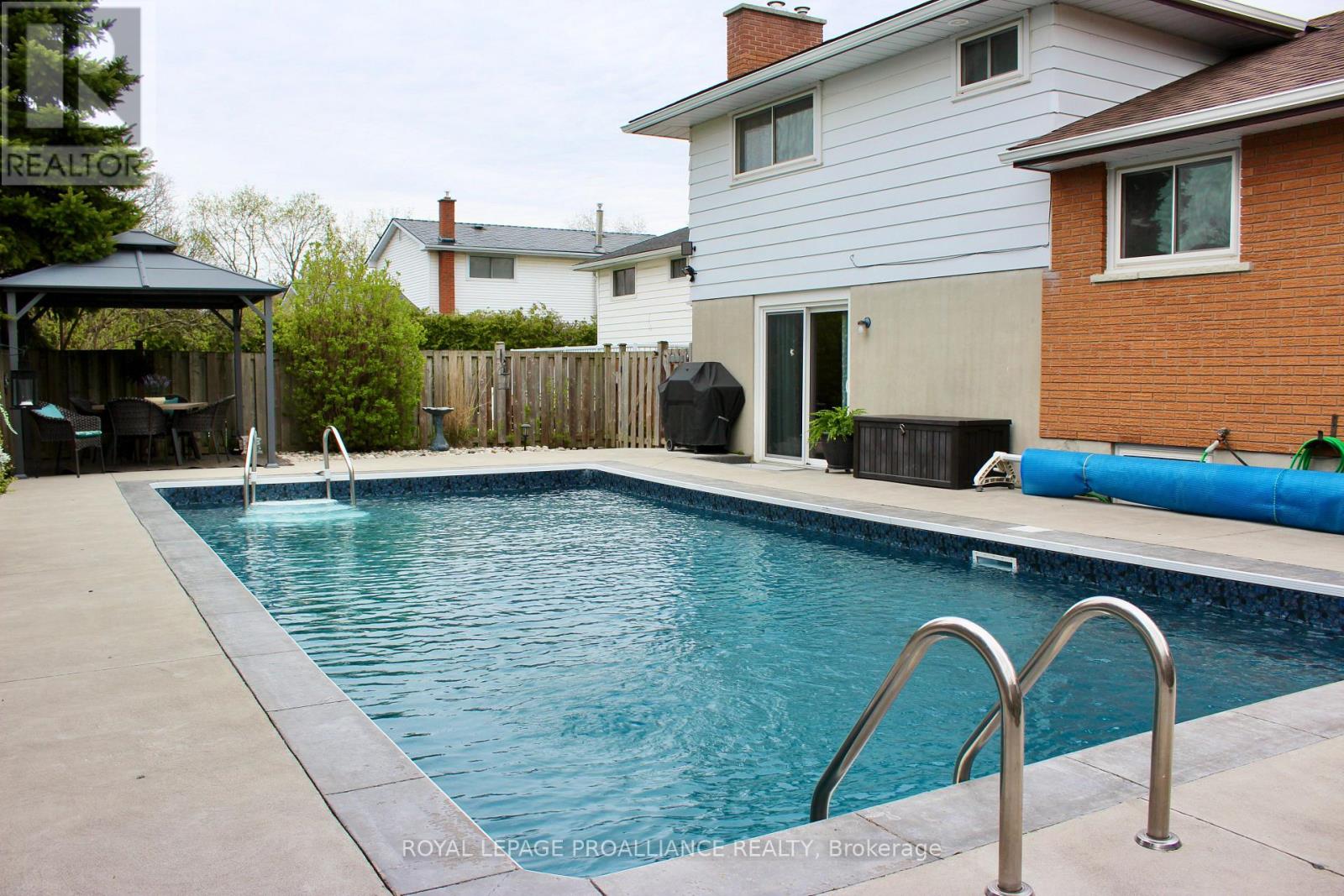 6 RICHMOND GROVE - 33