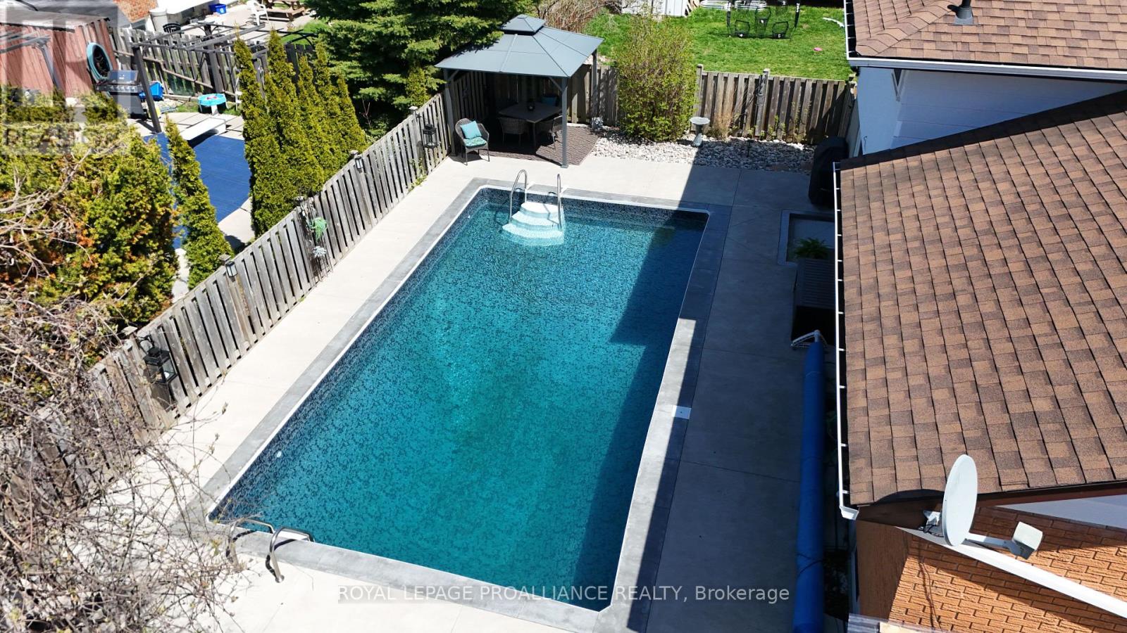 6 RICHMOND GROVE - 35