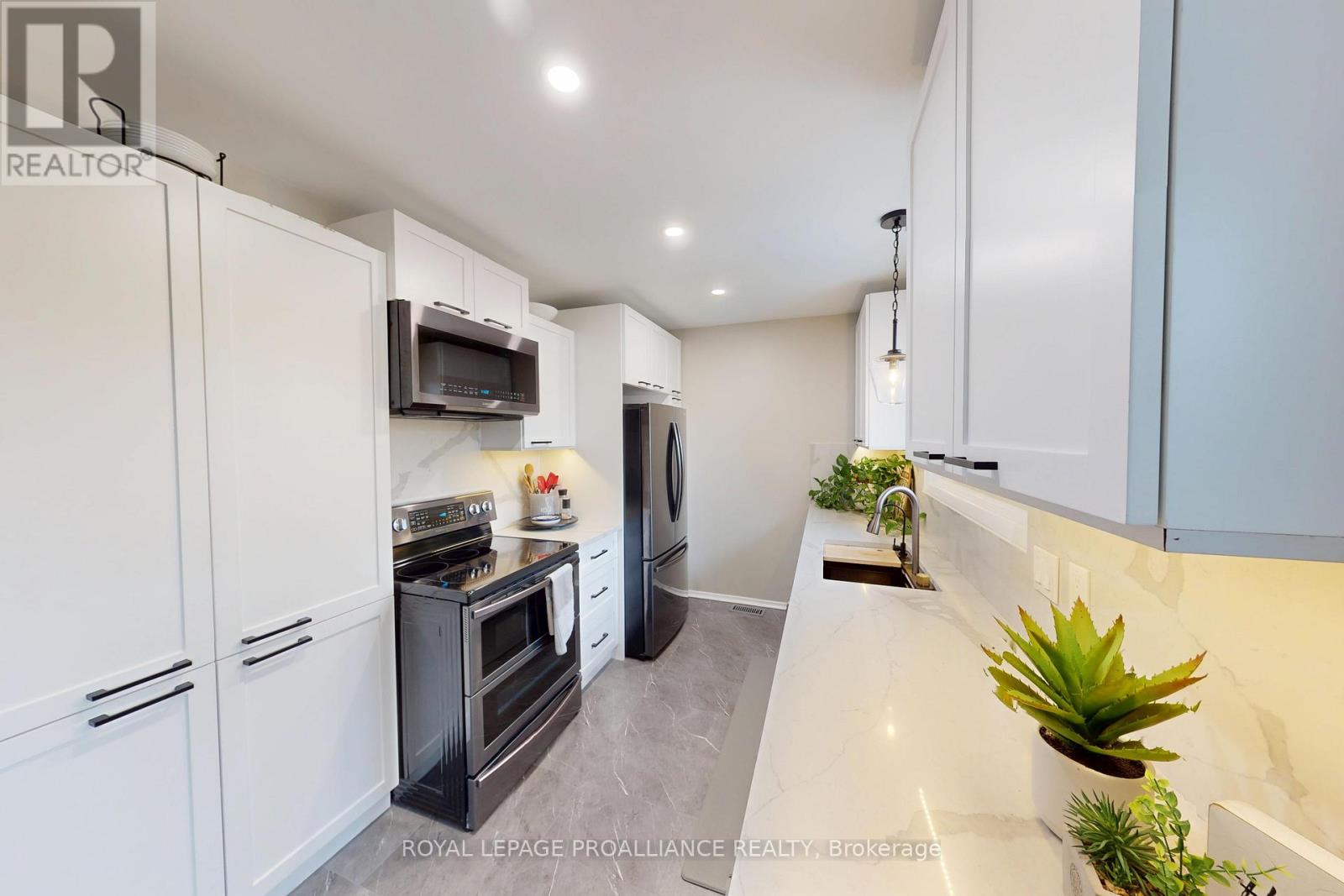 6 RICHMOND GROVE - 9