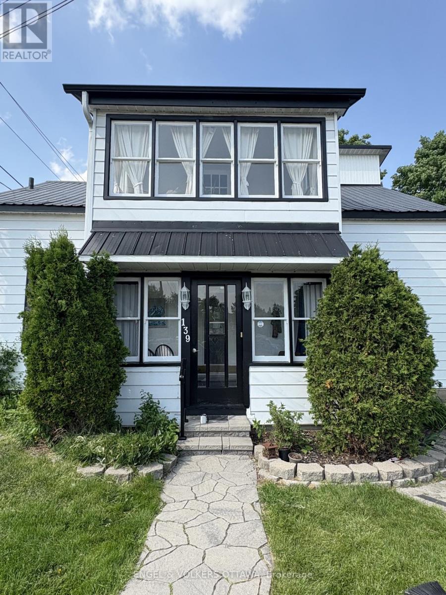 Welcome to 139 Reserve St in Almonte