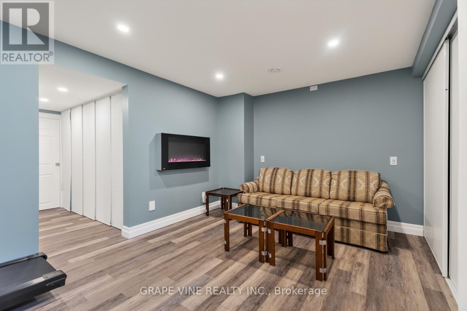 142 COLLEGE CIRCLE - 29