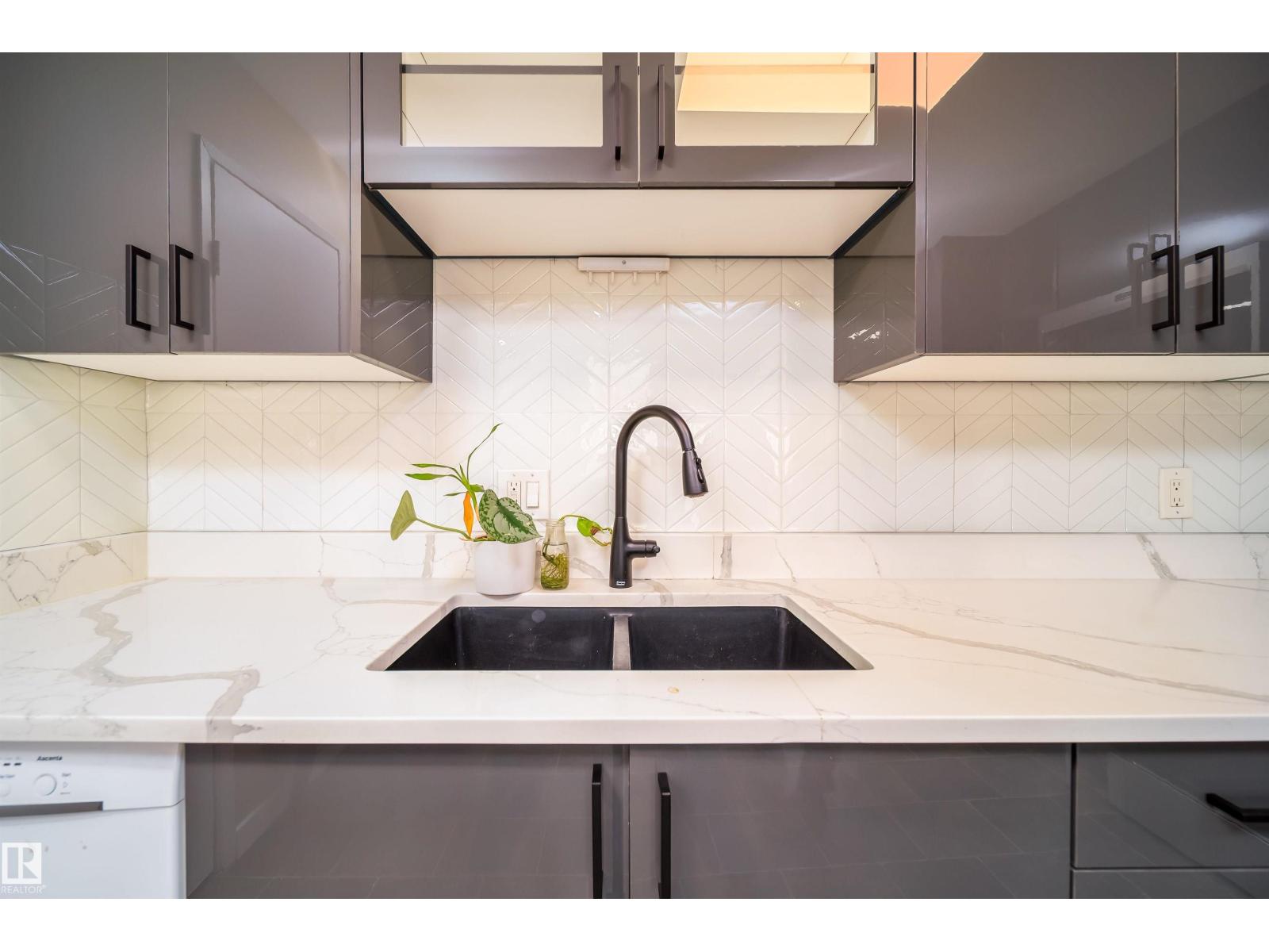 5303 21 AV NW, Edmonton