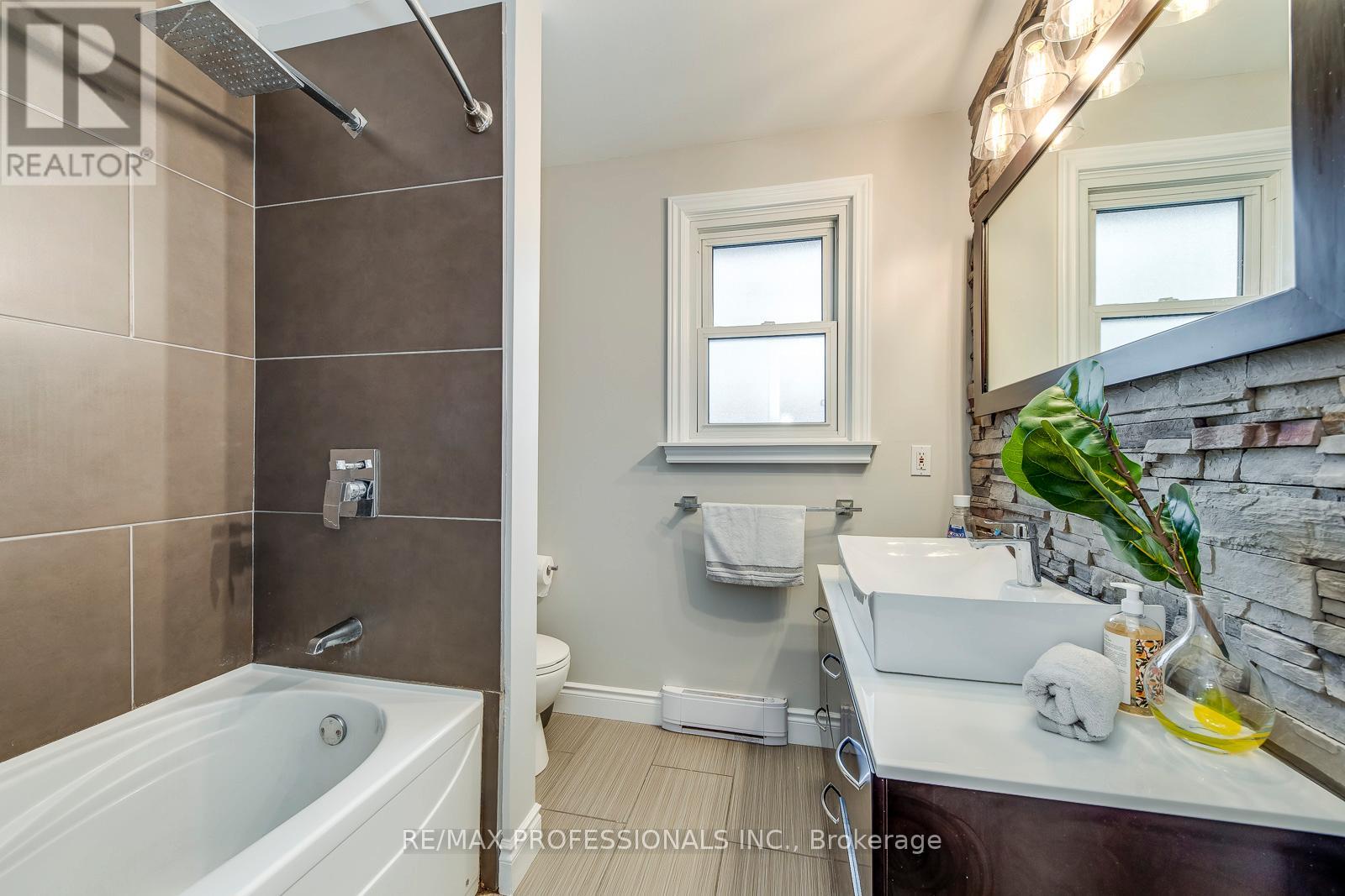 #18 17 CENTENNIAL PARK ROAD - 32