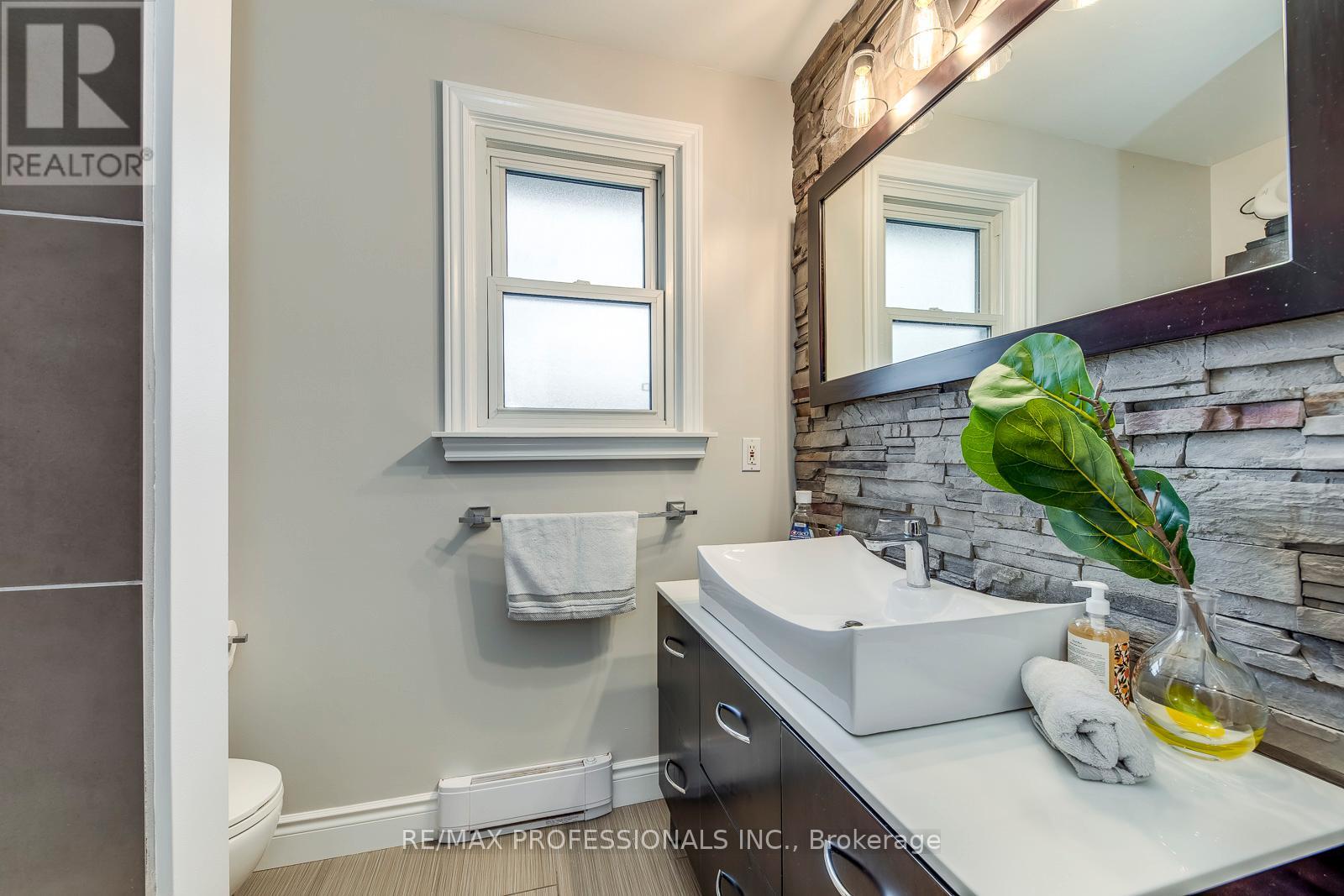 #18 17 CENTENNIAL PARK ROAD - 33