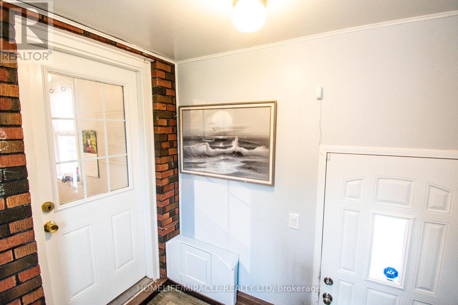 95 QUEEN STREET S - 18